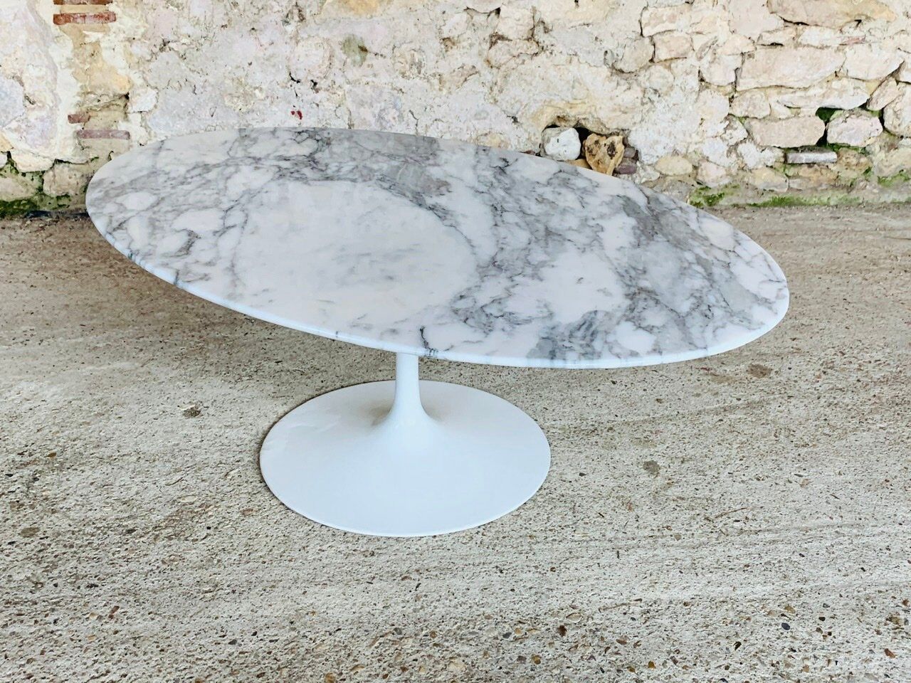 Eero Saarinen coffee table, oval, "Tulip" by Knoll International, circa 70's