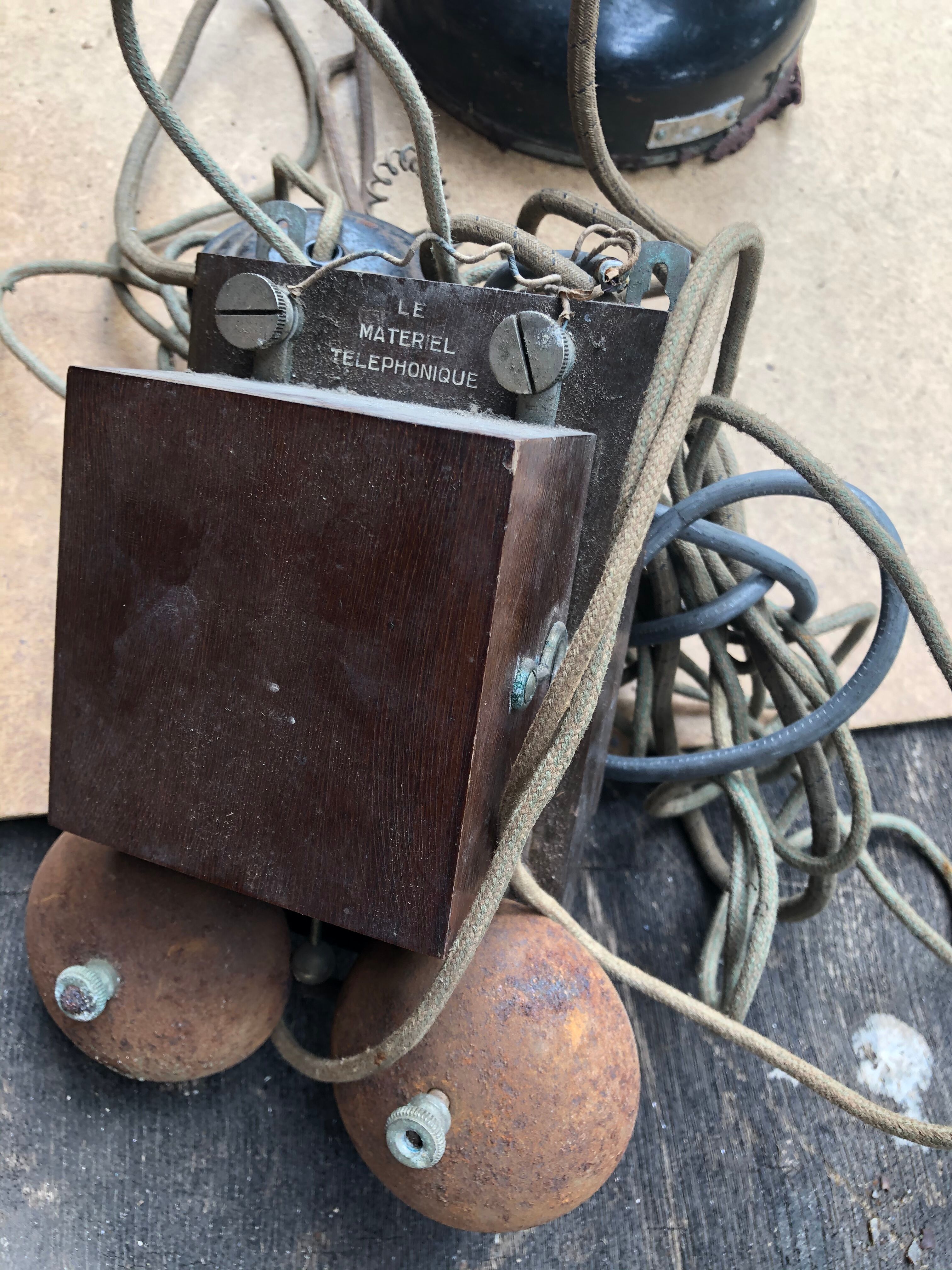 Téléphone en bakélite noir 1950