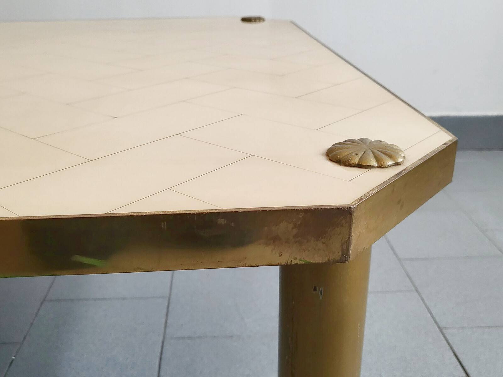 Important vintage italian coffee table 1960 in formica, brass & gold steel
