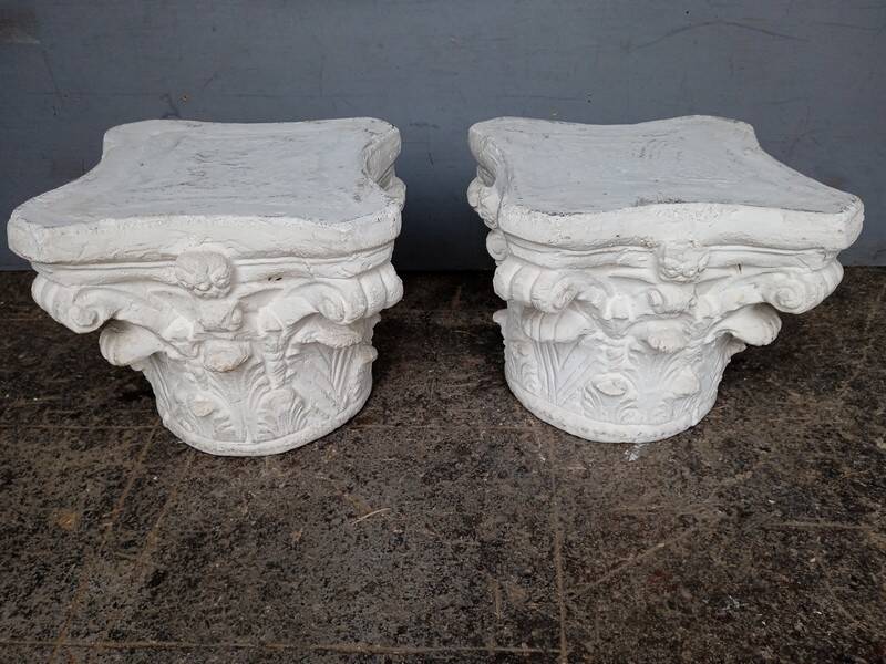Paire 2 chapiteau corinthien ciment peint / table basse