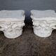 Paire 2 chapiteau corinthien ciment peint / table basse