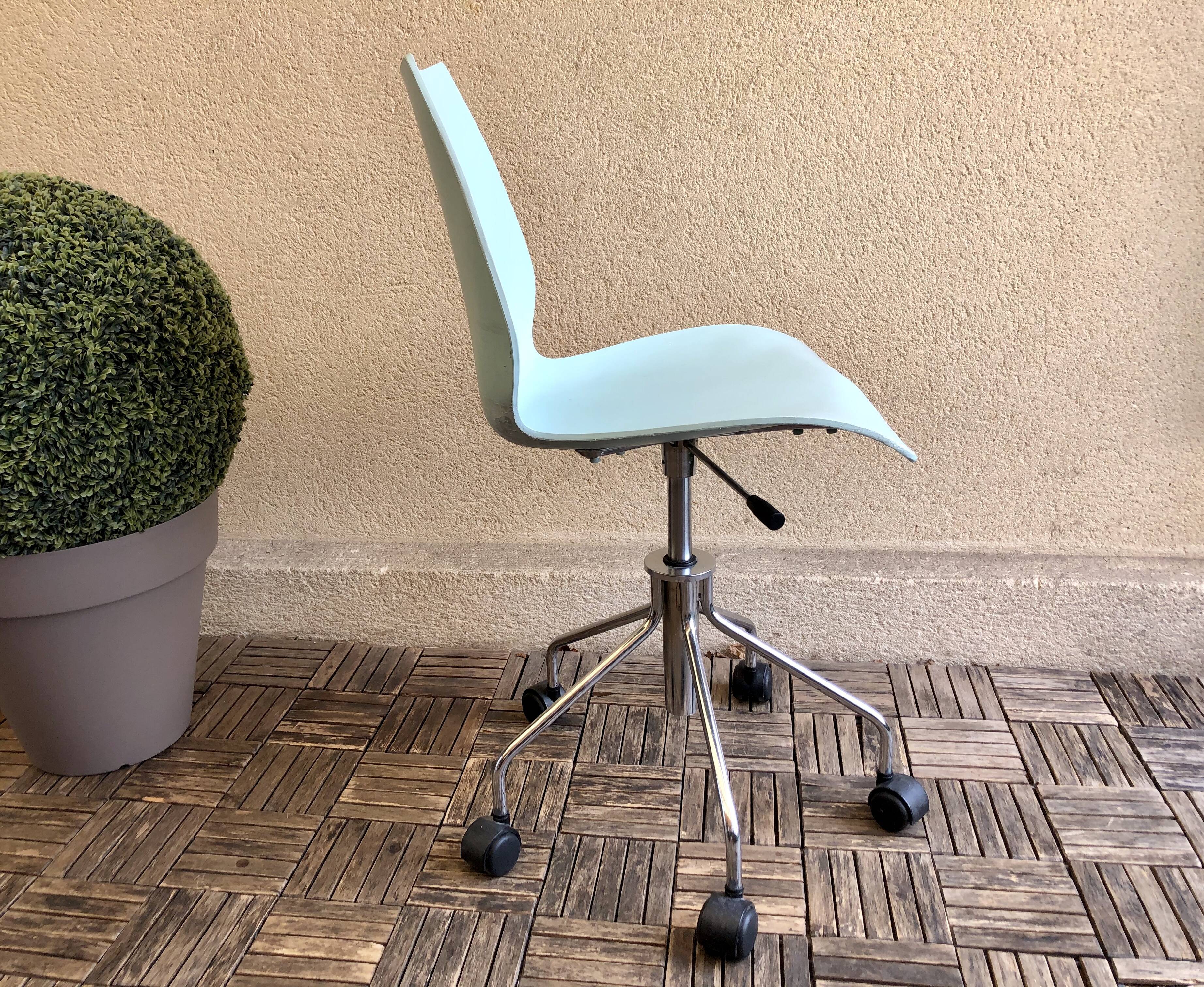 Mauï Kartell office chair design Vico Magistretti swivel wheel