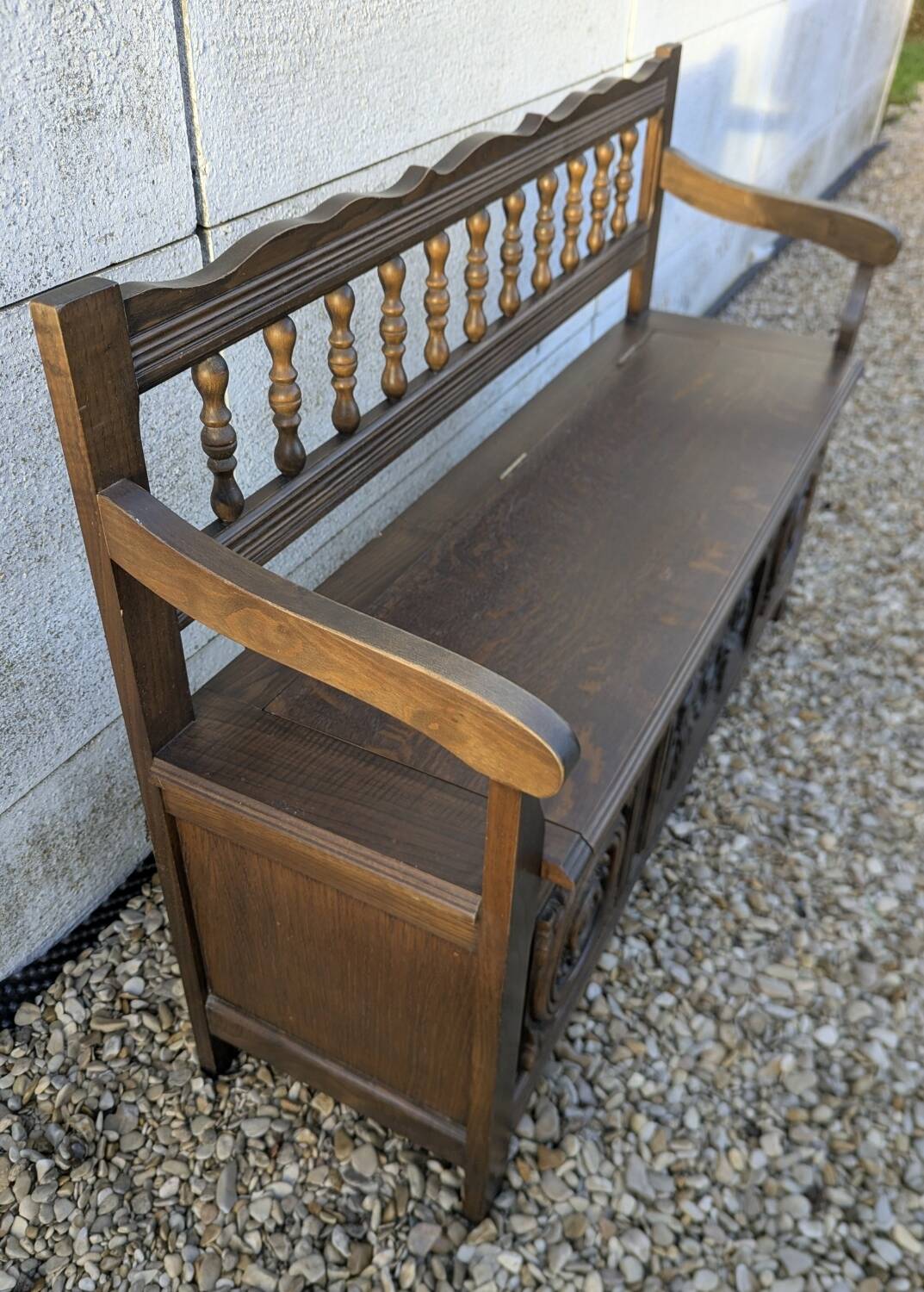 Large Breton storage bench for the entrance.