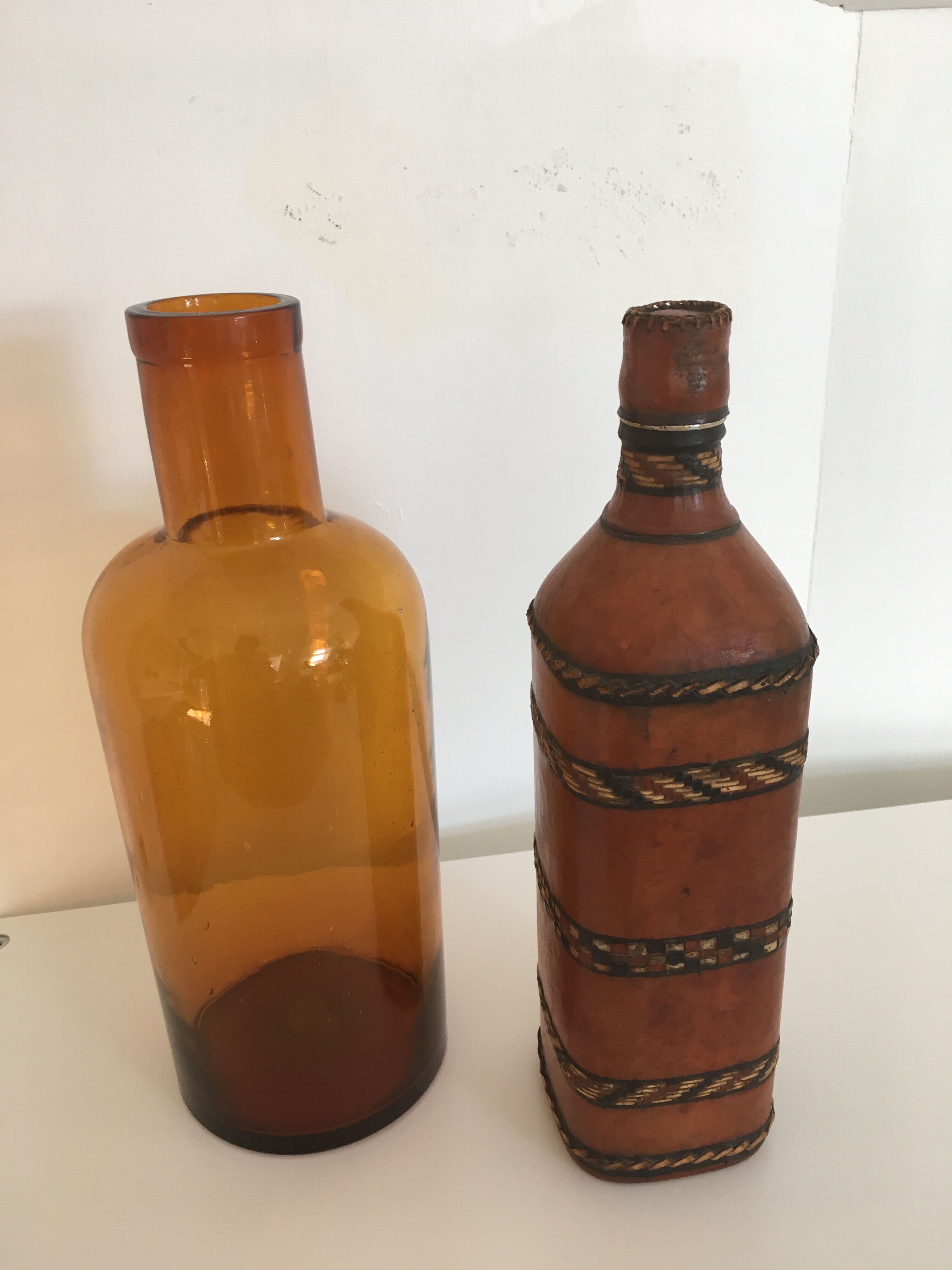 Bouteille marocaine gainée de cuir