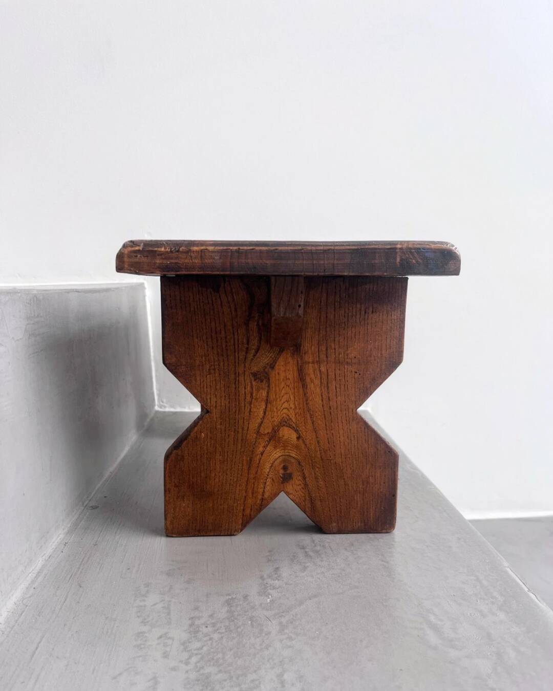 Duo de bancs brutalistes