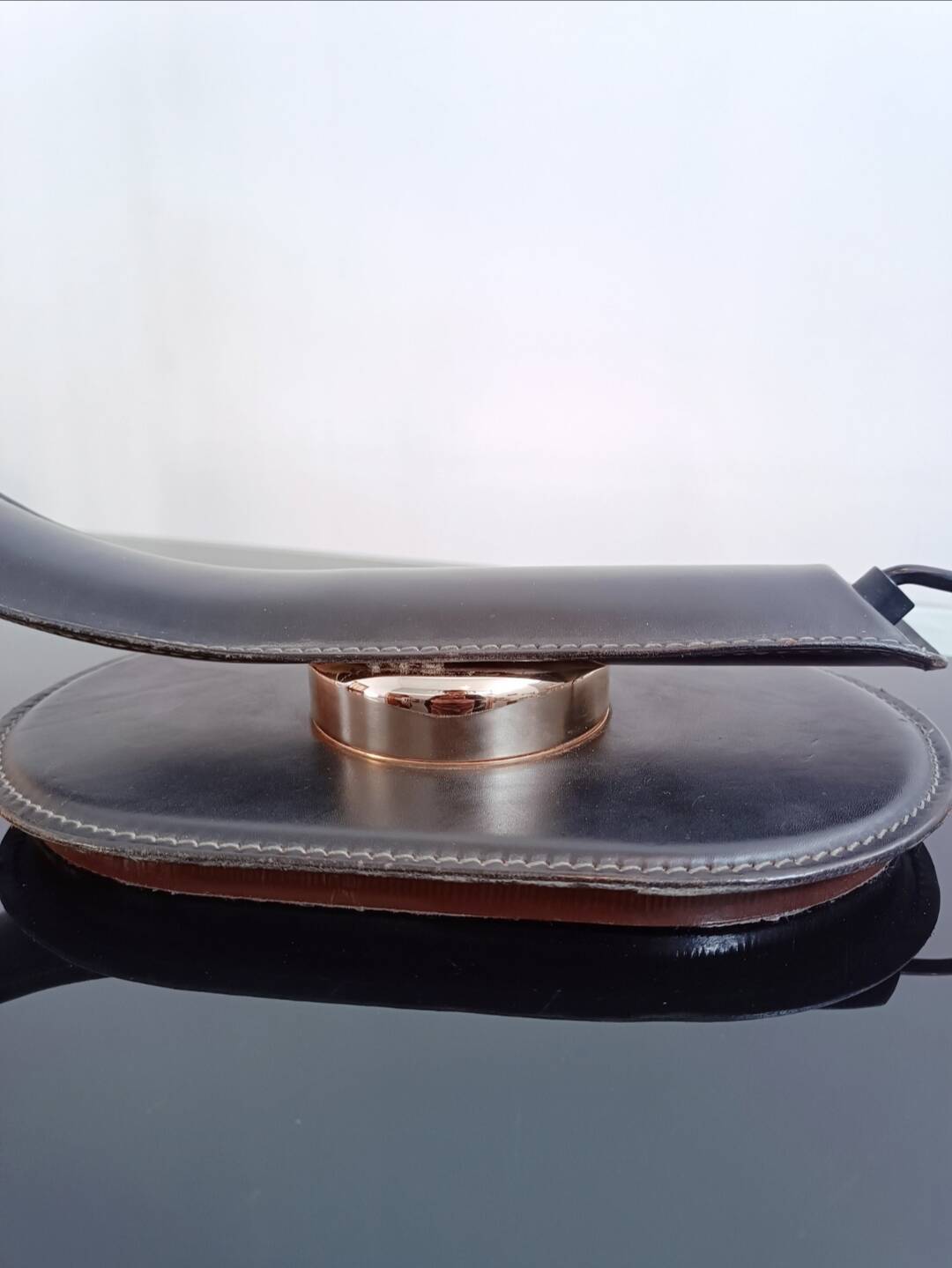 Cobra leather desk lamp by Traso Milano 1988