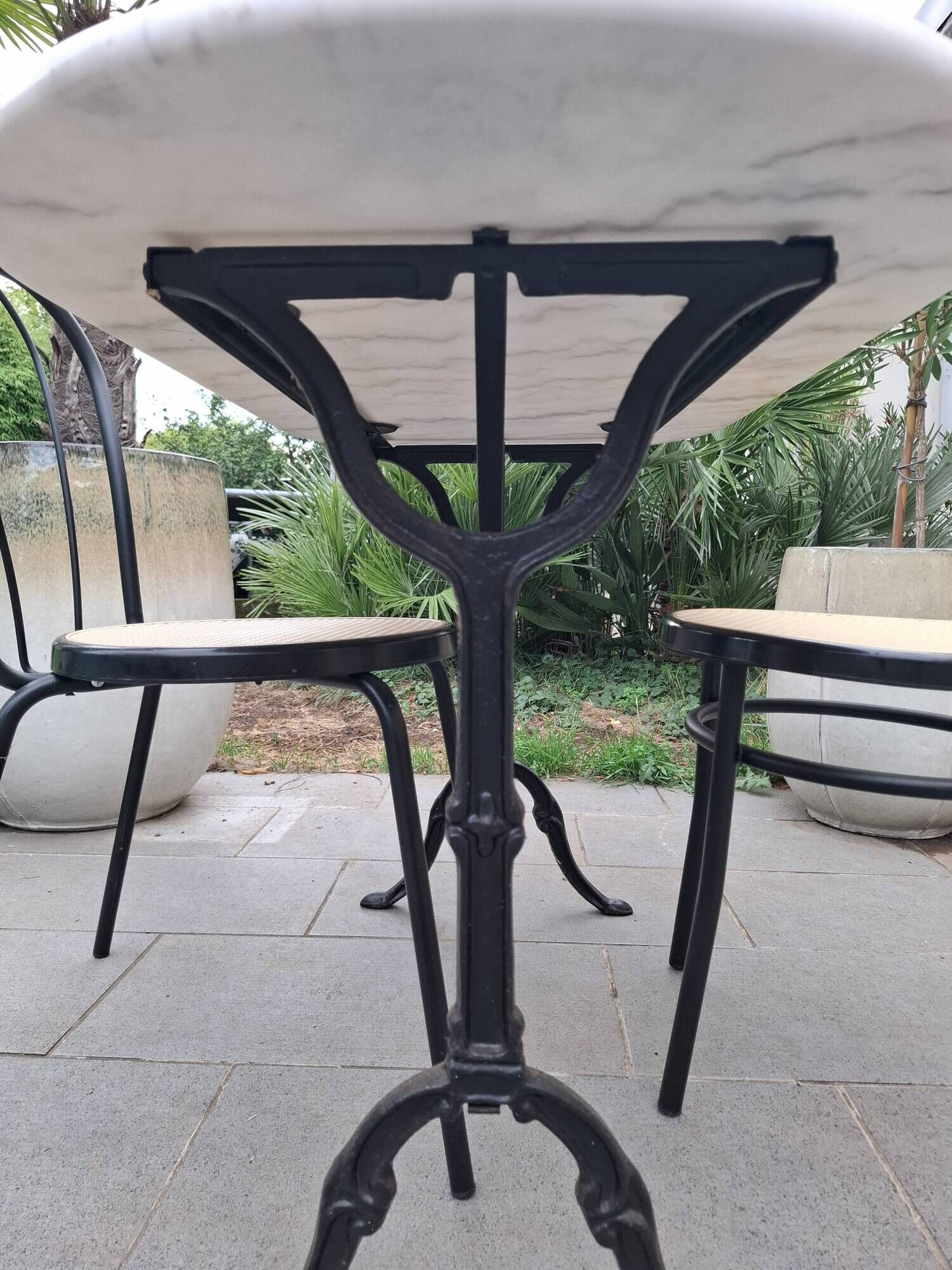 Marble oval veined bistro table + 2 aluminium chairs