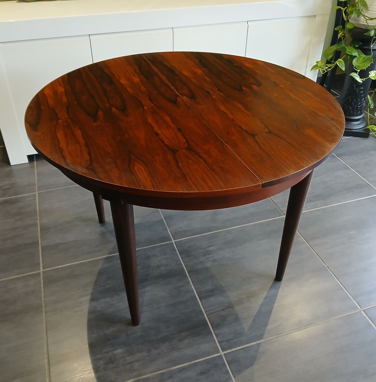 Scandinavian extendable round table in Rio rosewood, 1970s
