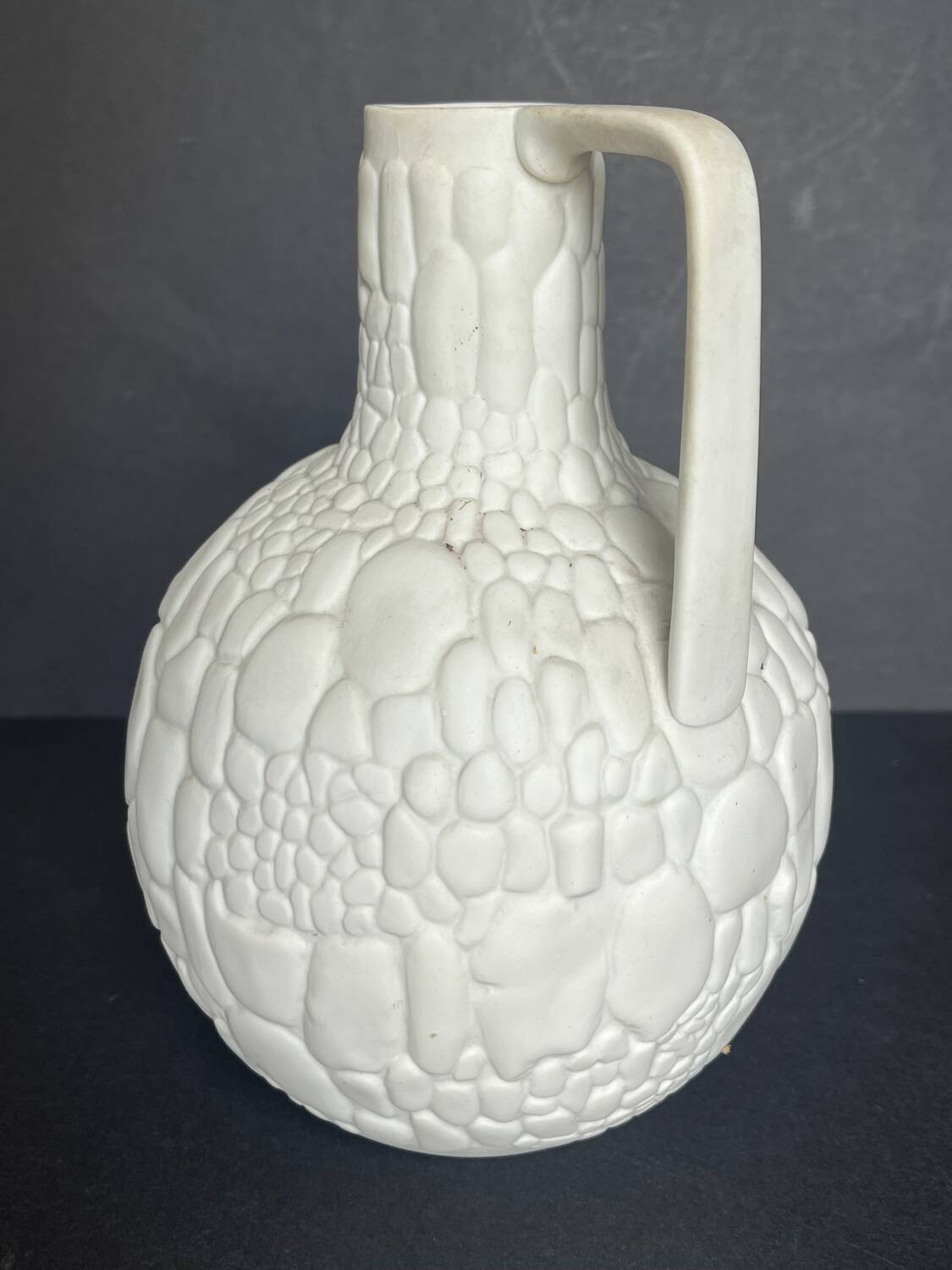 White ceramic vase A Kaiser