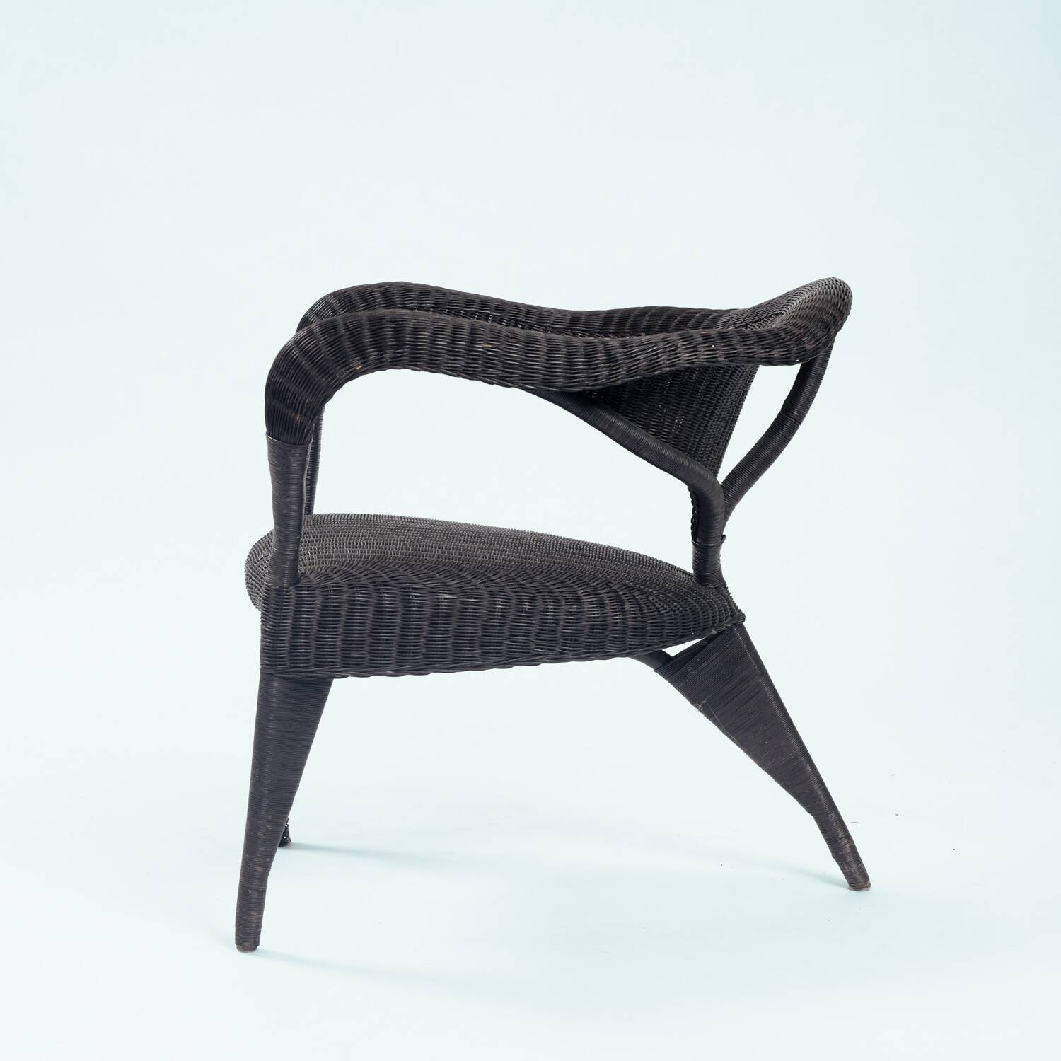 Sculptural rattan tripod armchairs in the manner of Boris Sipek