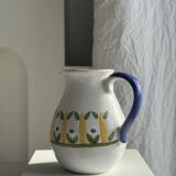 Grande carafe blanche en terre cuite à motif de frise stylisée verte jaune