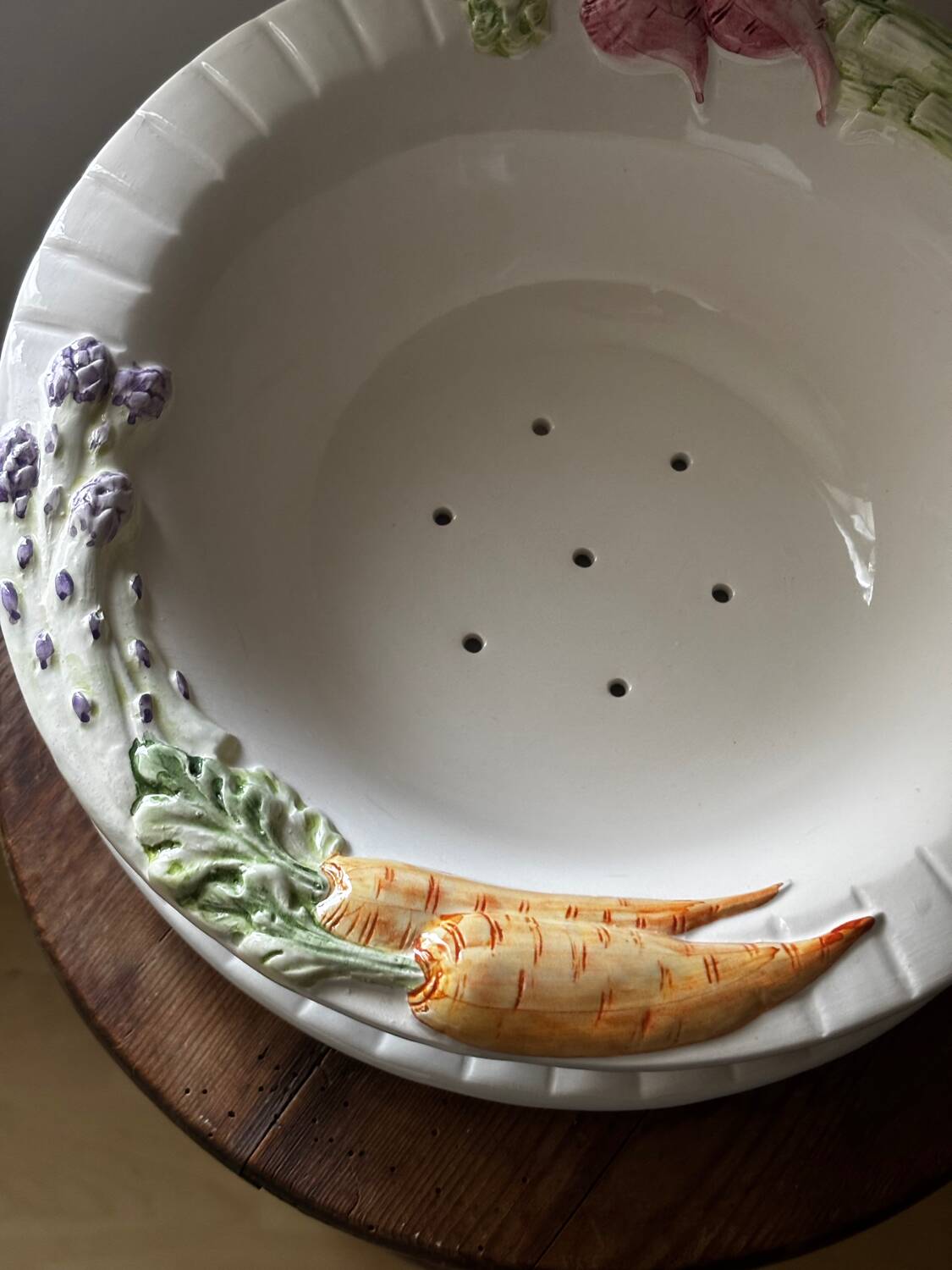 Bel égouttoir à légumes et son assiette barbotine