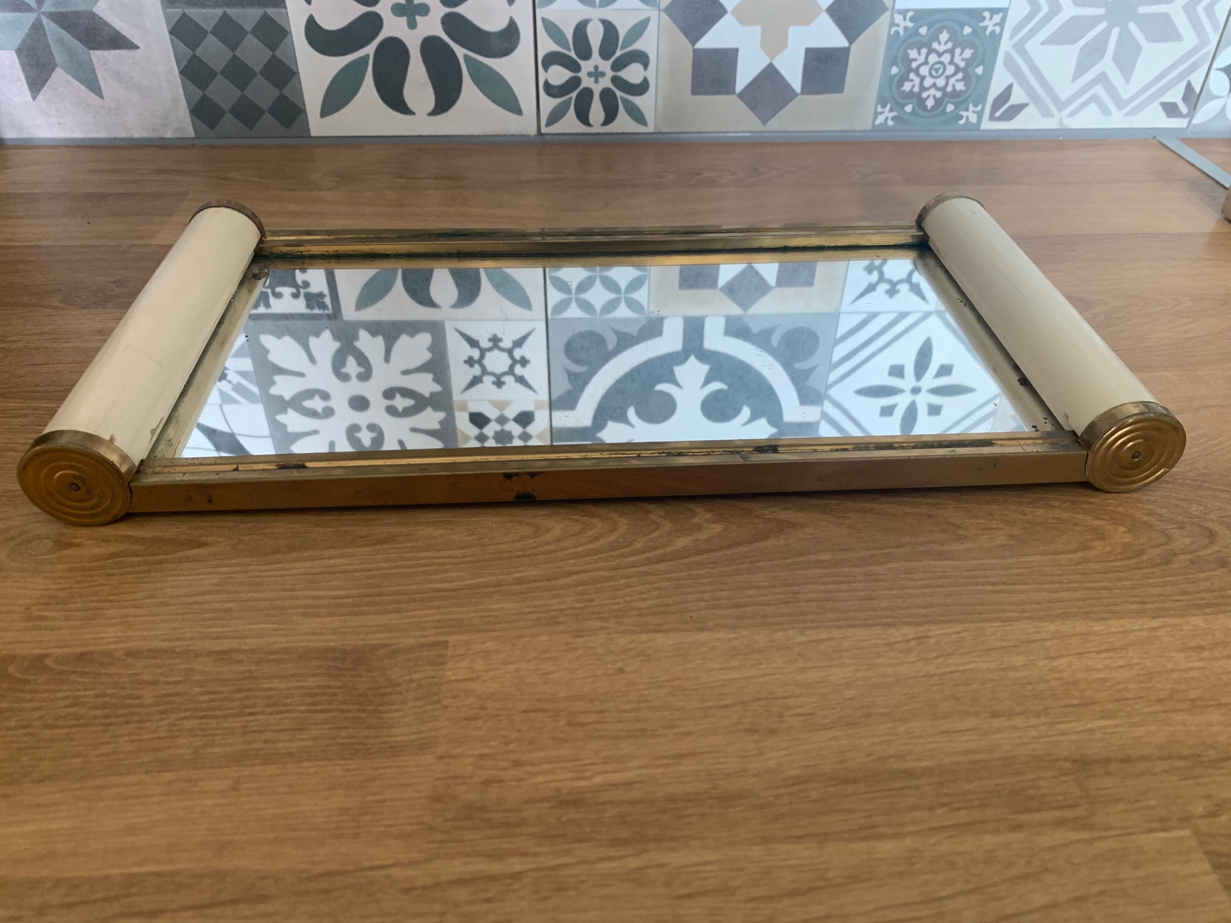 Vintage 1950s roller mirror plateau in very good condition.