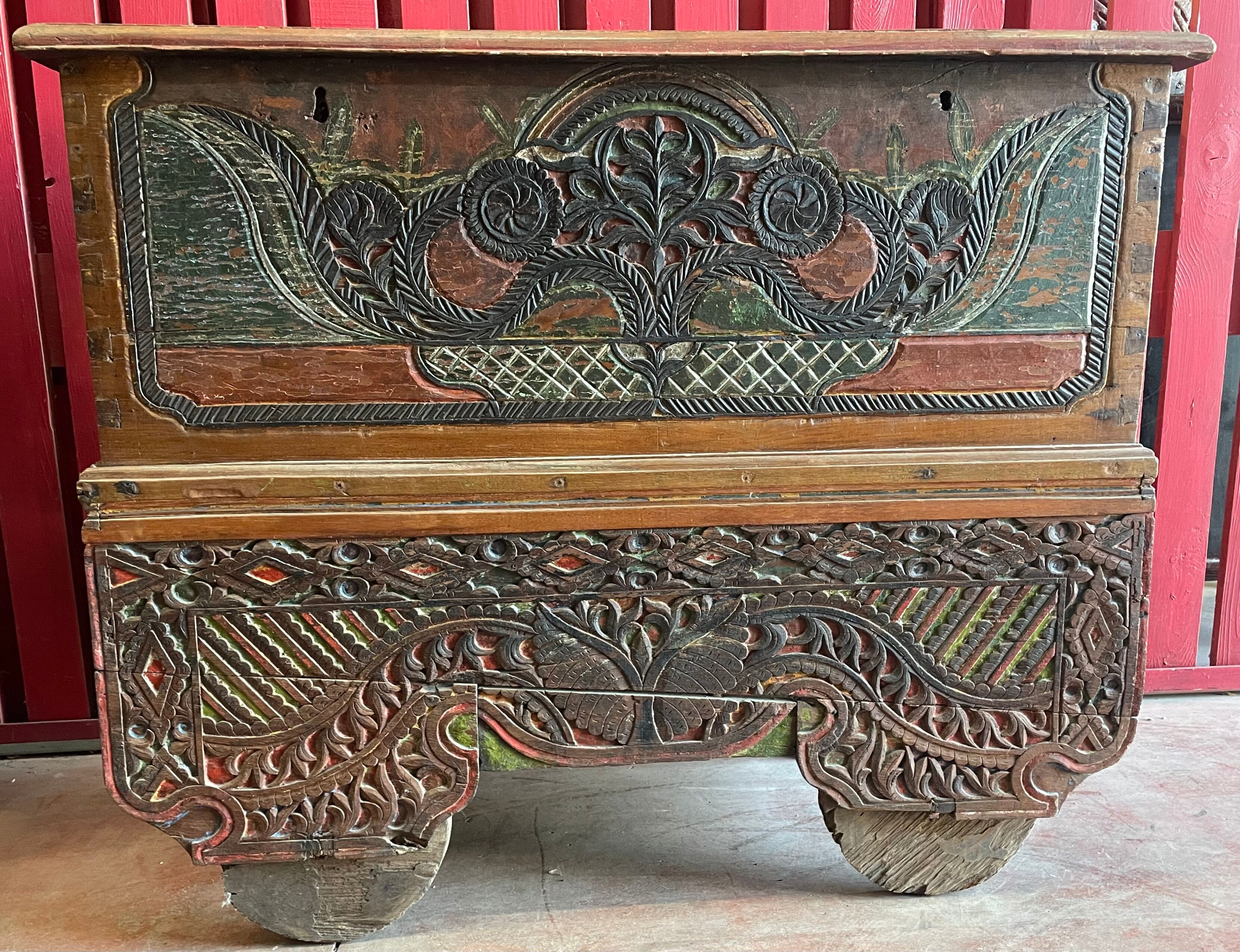 19th century merchant's chest on wheels, Indénosie, Madura island