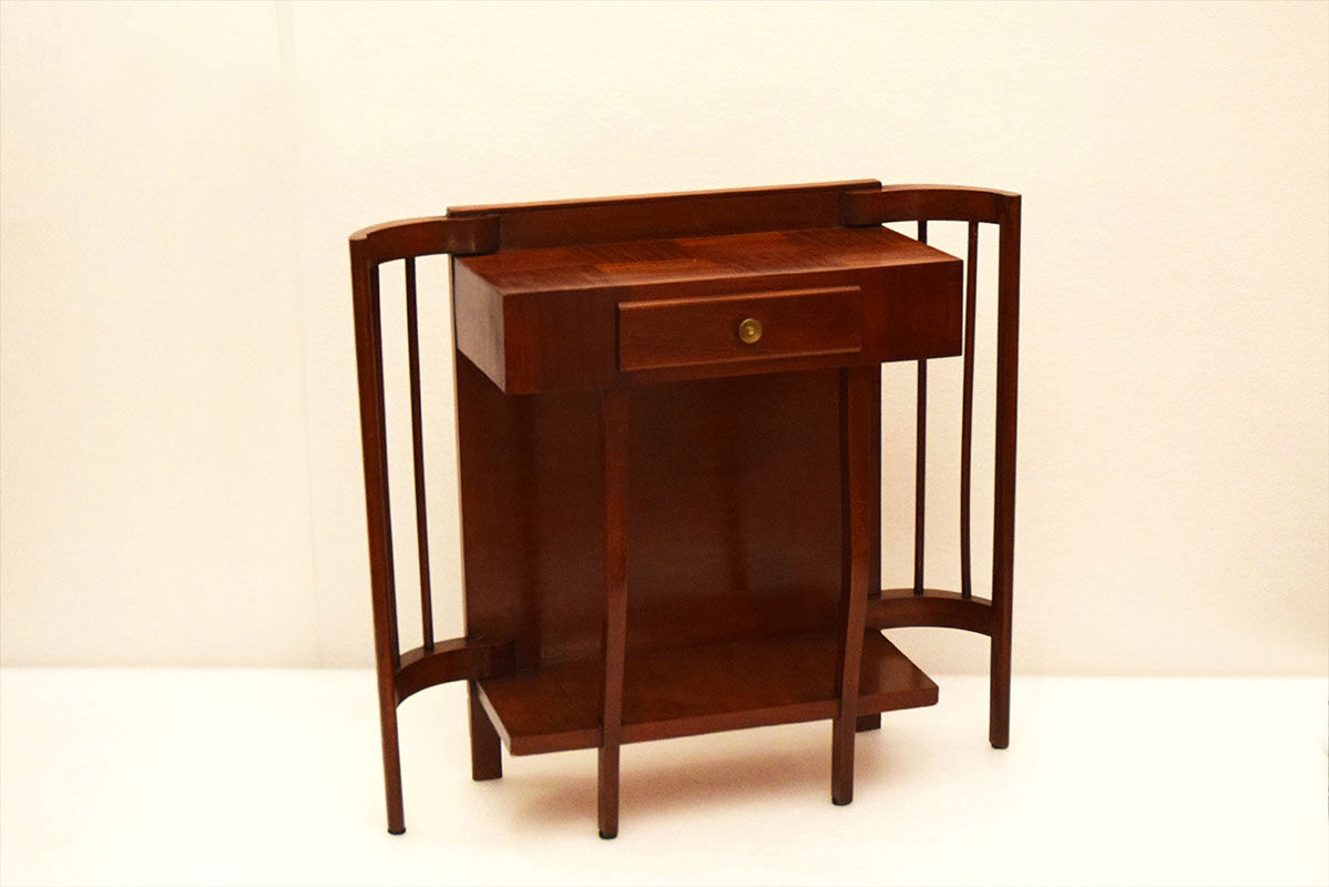 Console en bois de noyer courbé 1940