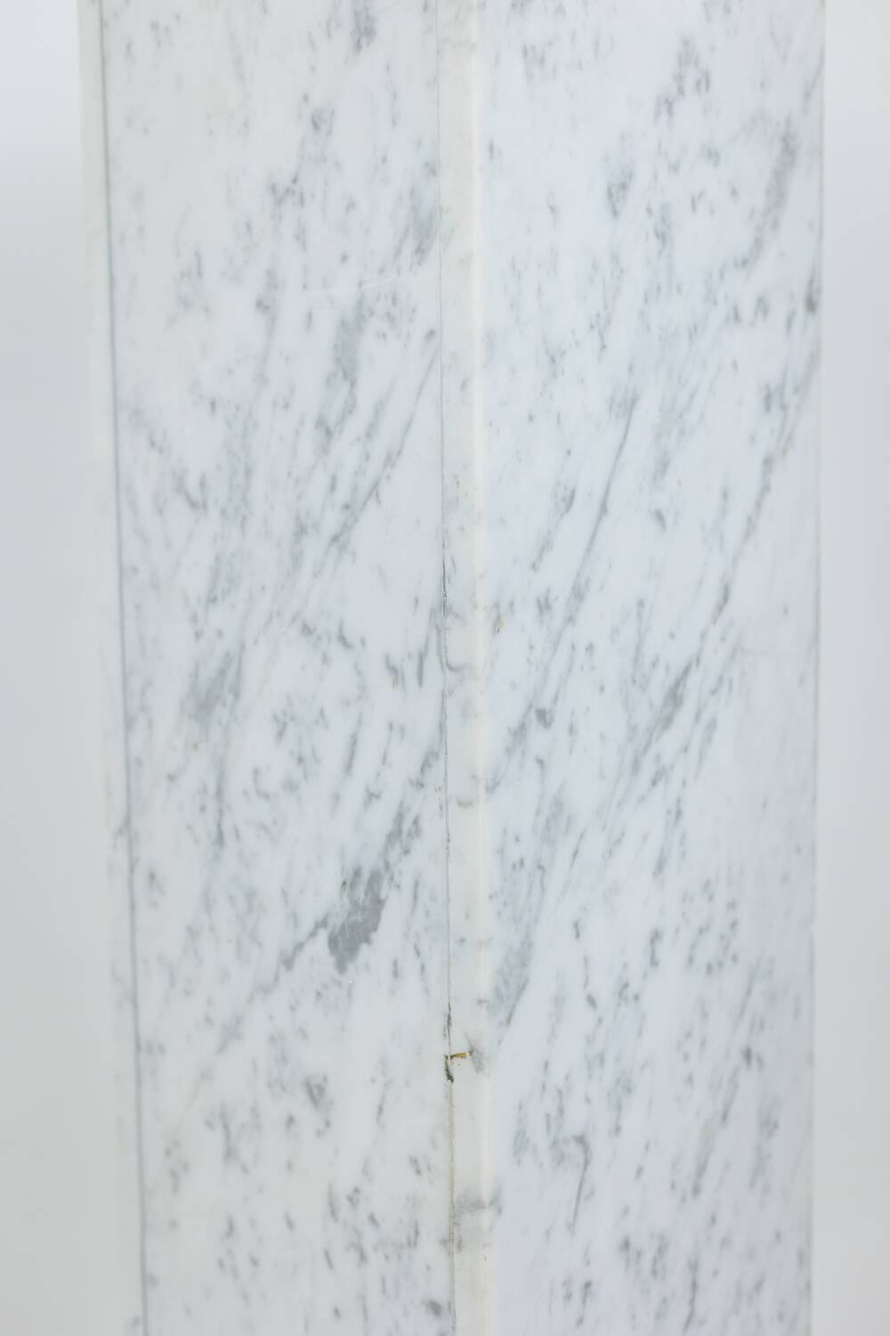 Pair of Art Deco style columns, in white marble, 20th century