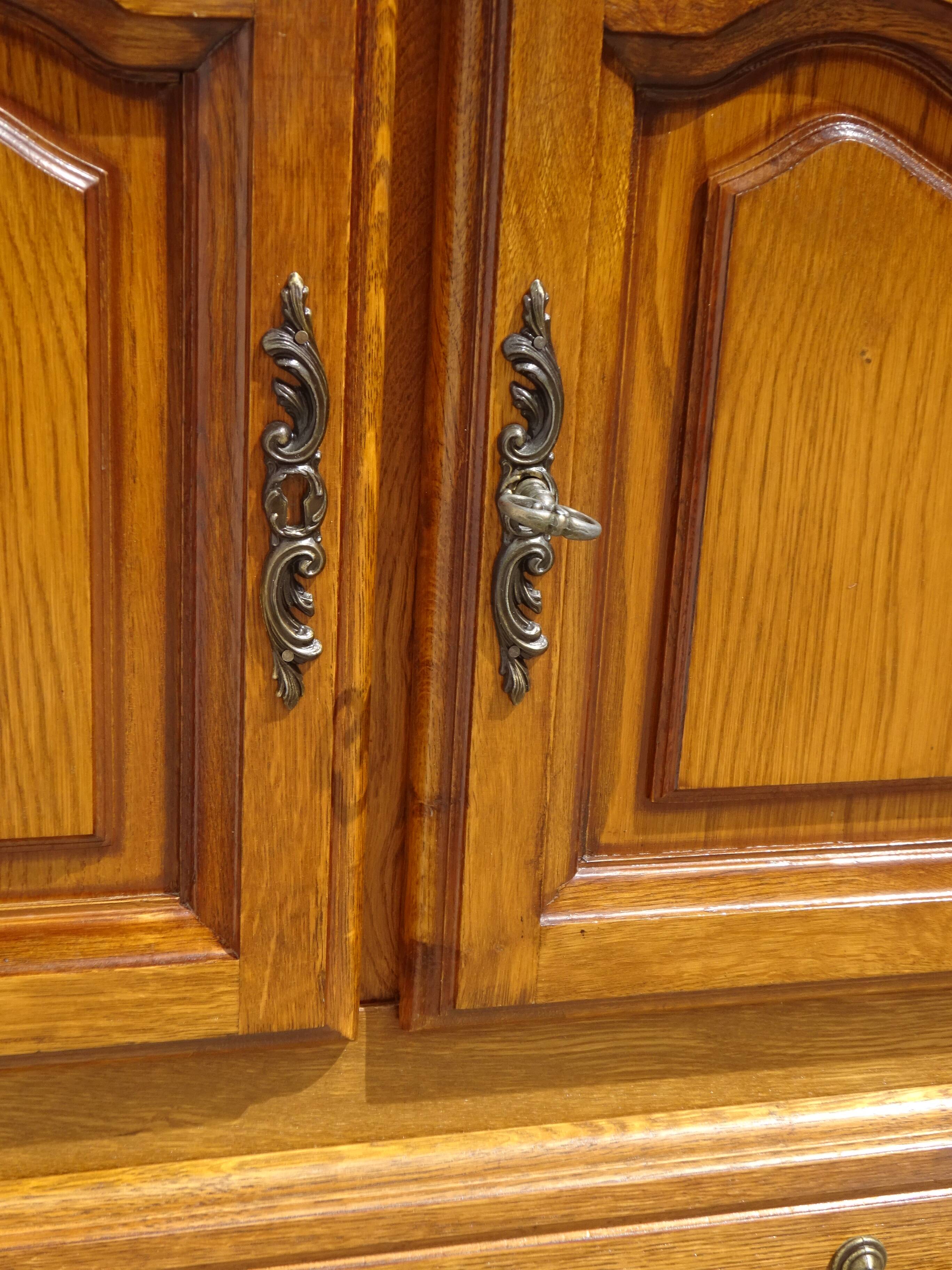 Oak TV unit with a rotating top