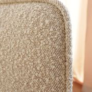 Fauteuil vintage en bouclé gris et blanc, design scandinave.