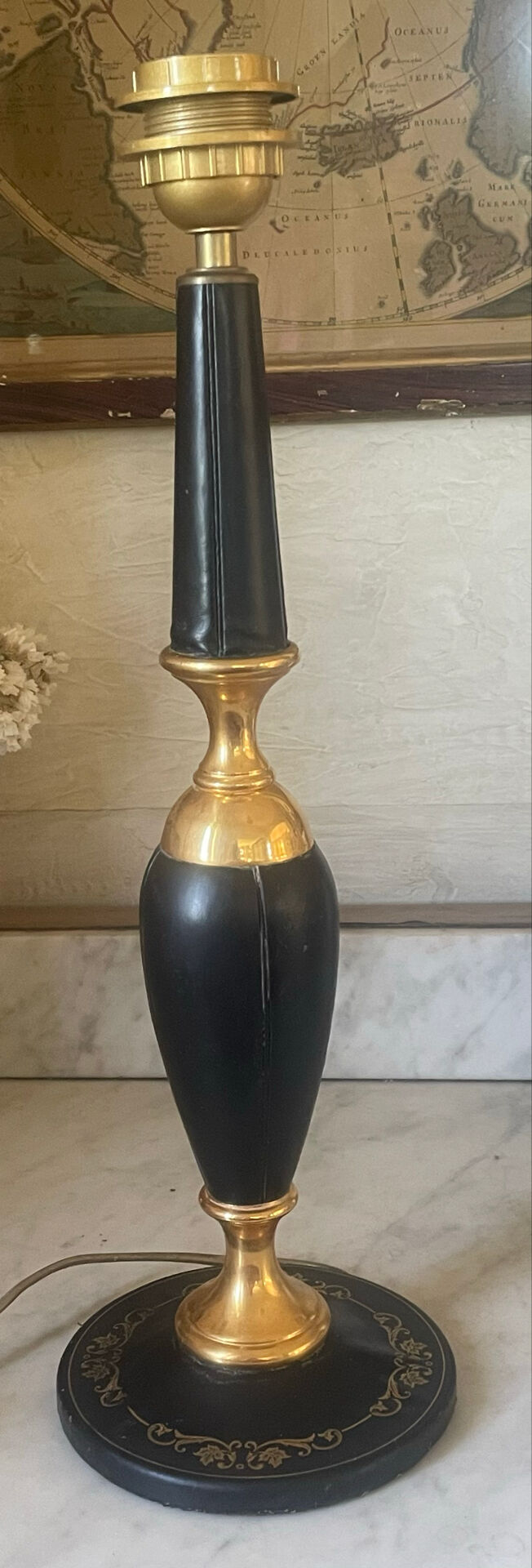 Black leather lamp Le Tanneur