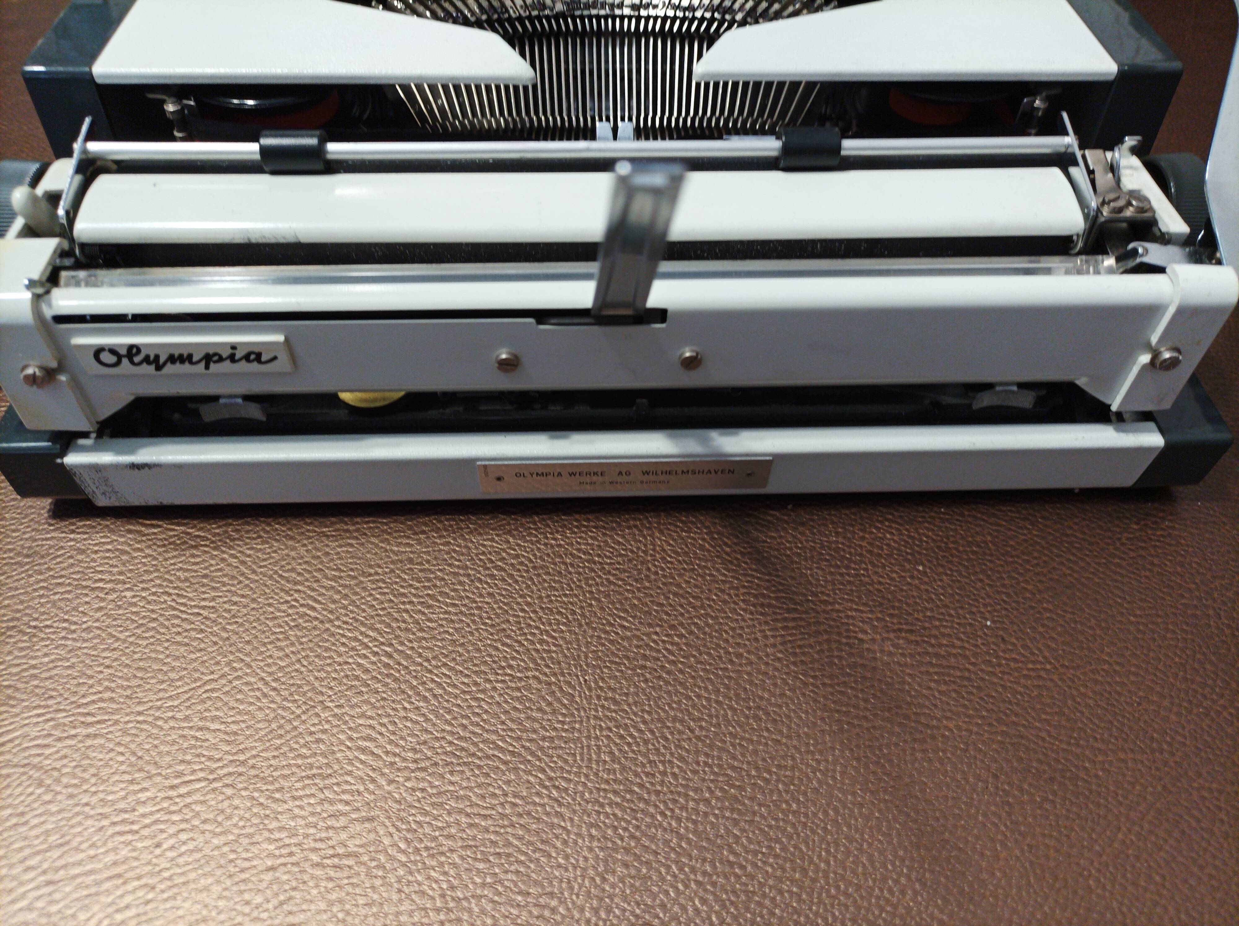 Olympia Traveler de Luxe white typewriter