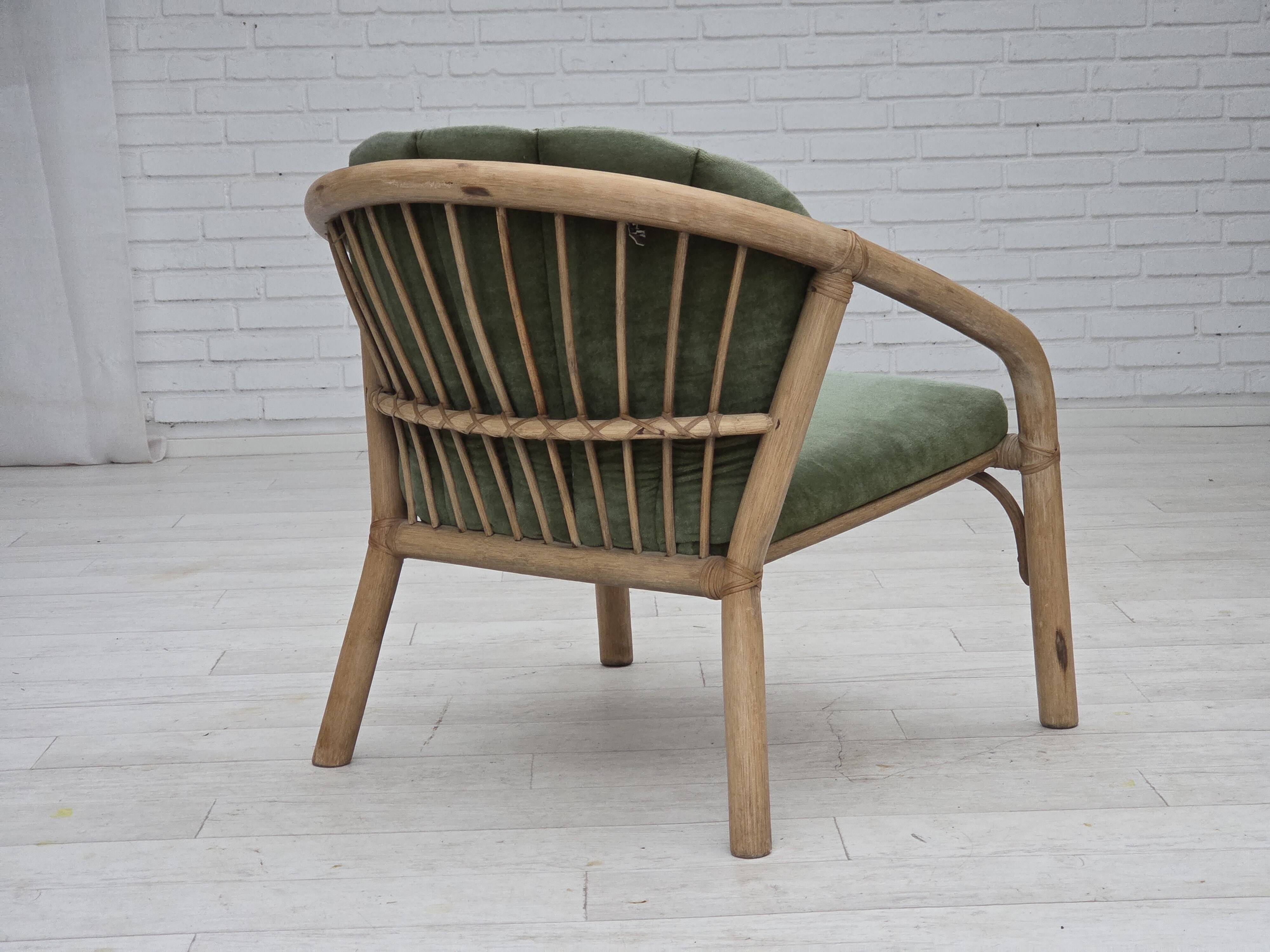 Années 1970, paire de fauteuils lounge scandinaves, mobilier en velours et rotin