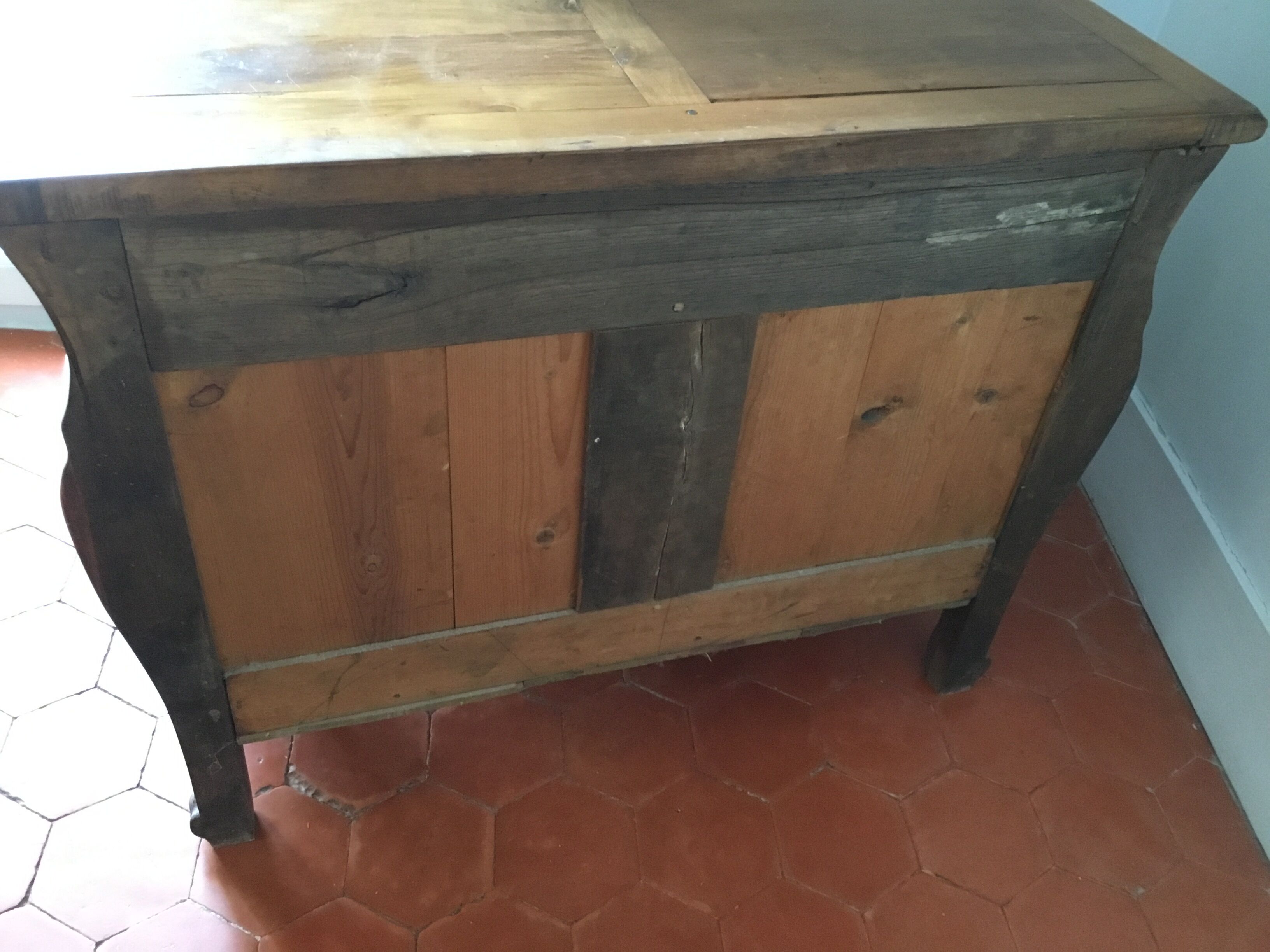 Dresser moulded wooden tomb opening to three louis XV style drawers