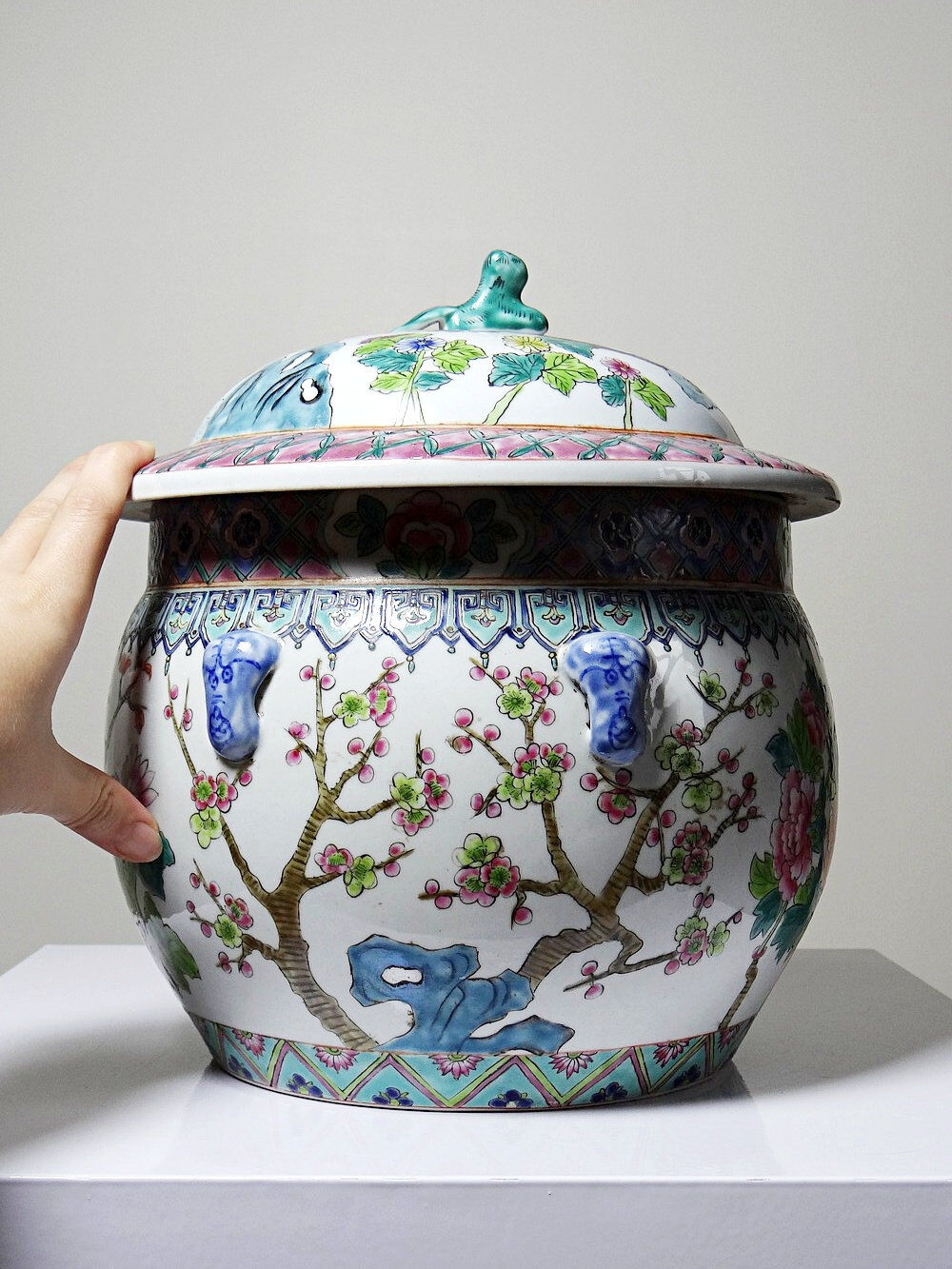 Large covered vase in Chinese porcelain, floral famille rose decoration.
