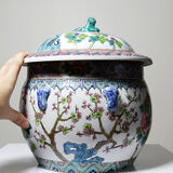 Large covered vase in Chinese porcelain, floral famille rose decoration.