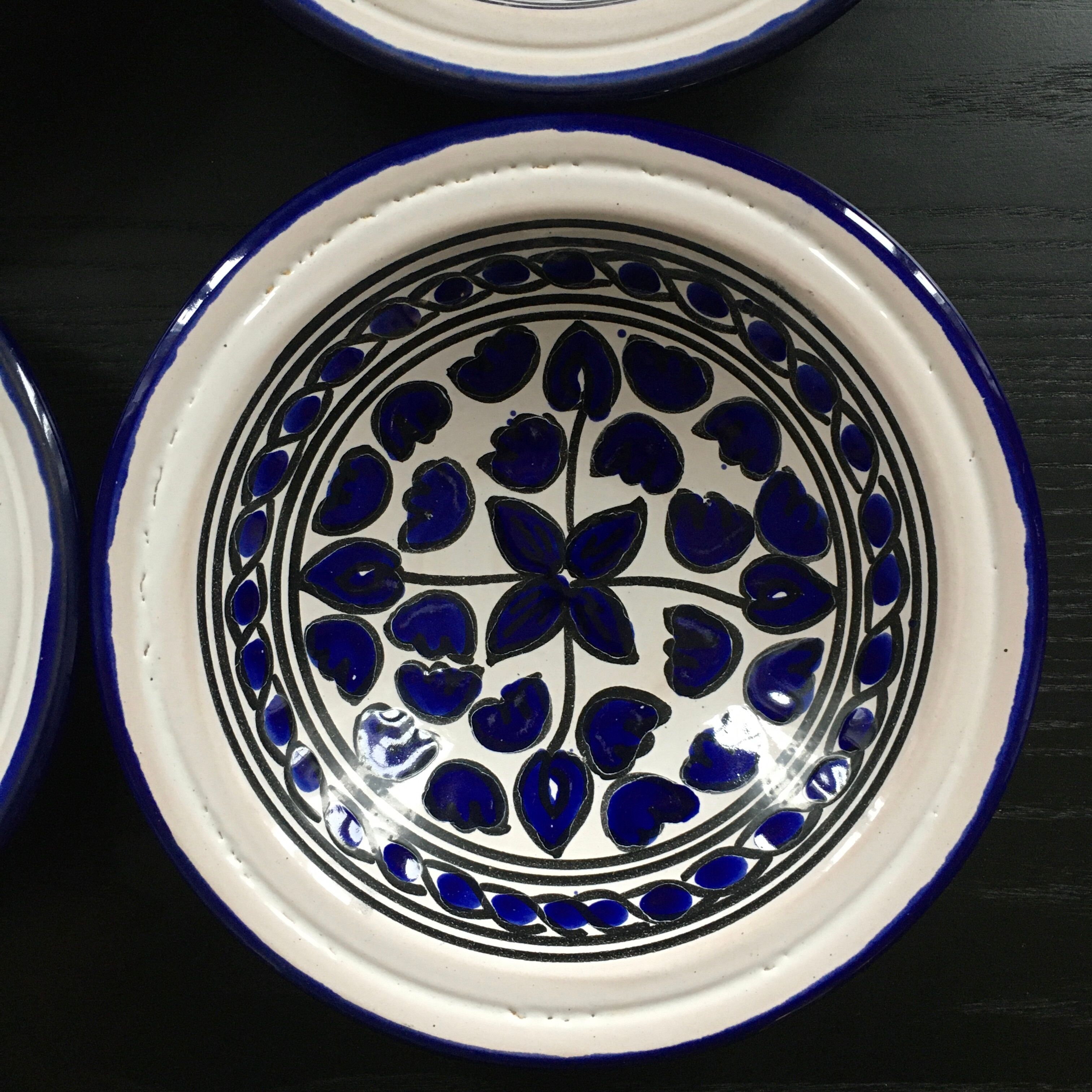 Lot 4 assiettes décor floral bleu