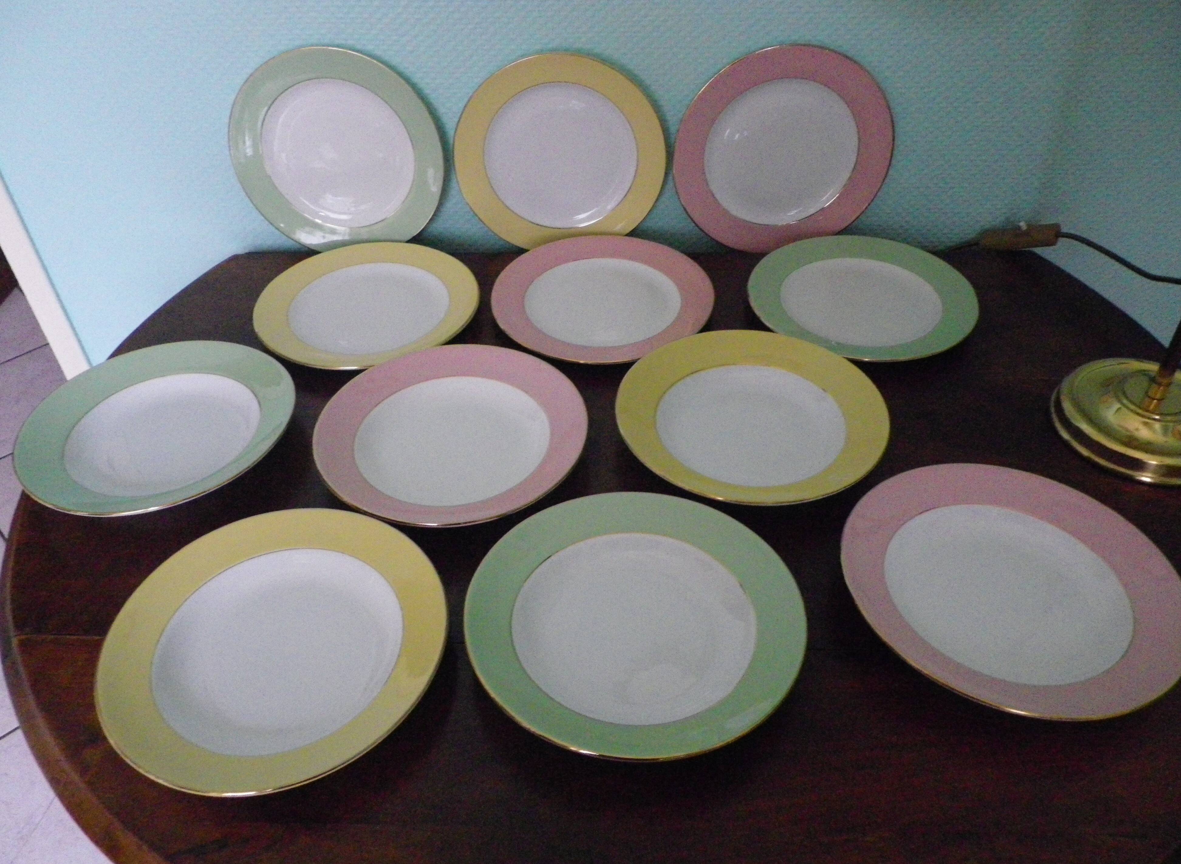 Prestige plates by Lamandinoise, 1950s, 3 colours, Set of 12