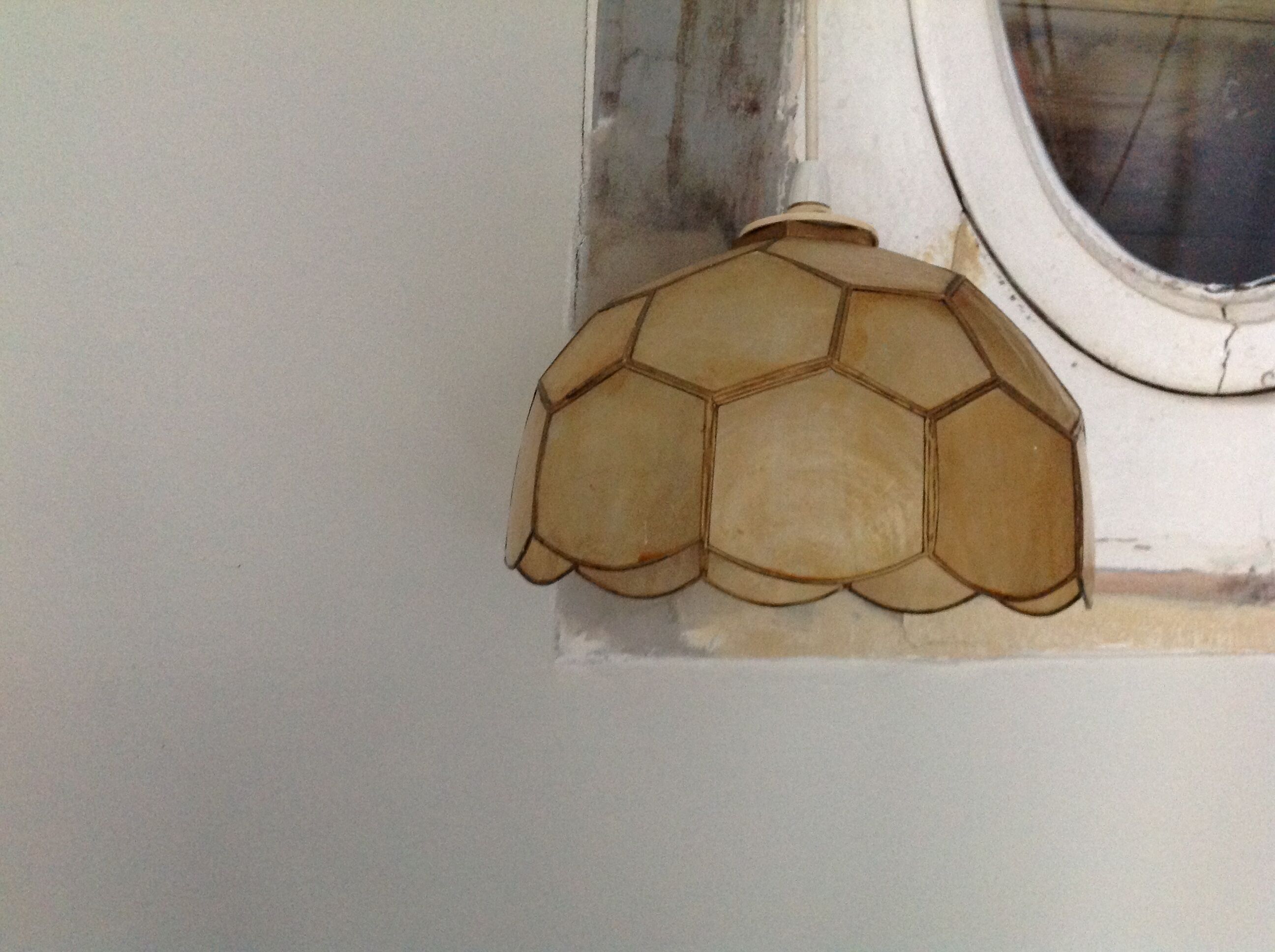 Suspension in mother-of-pearl