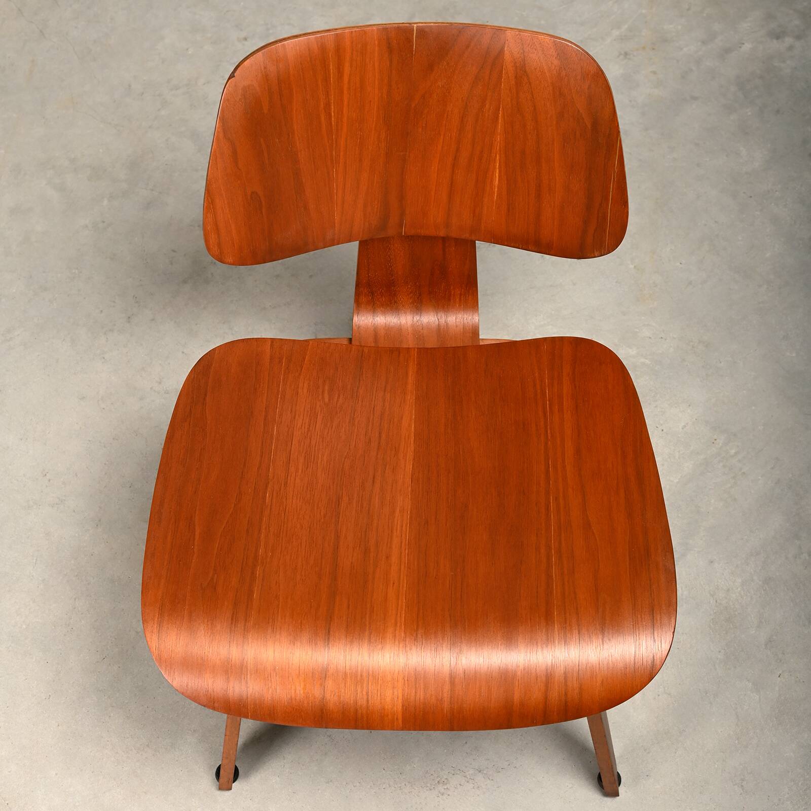 Chaise en contreplaqué de noyer DCW restaurée de Charles & Ray Eames, Herman Miller