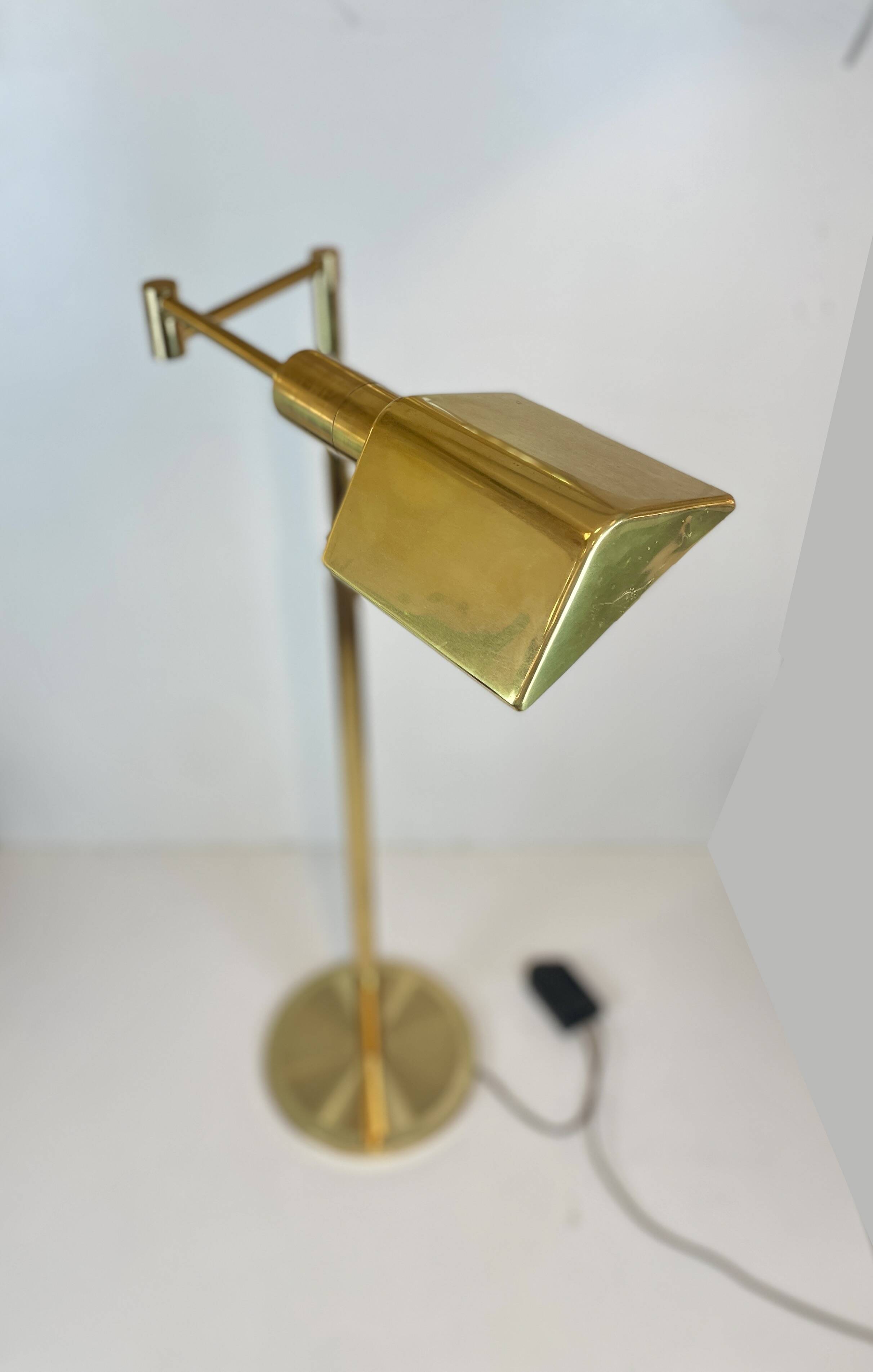Articulated French library reading floor lamp made in brass, by Boulanger from 1980’s.  Height adjus