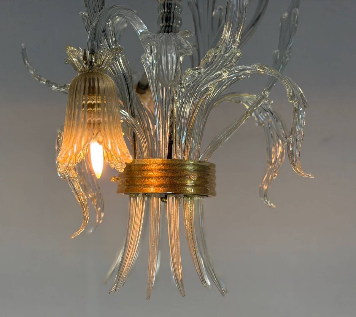 Asymmetrical Venetian chandelier in colourless and gold Murano glass, circa 1980.