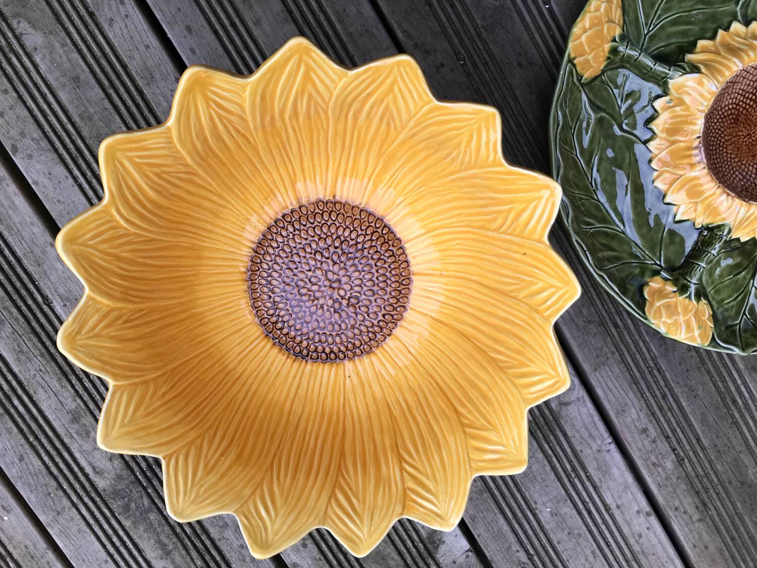 Begging dish and sunflower slip salad bowl