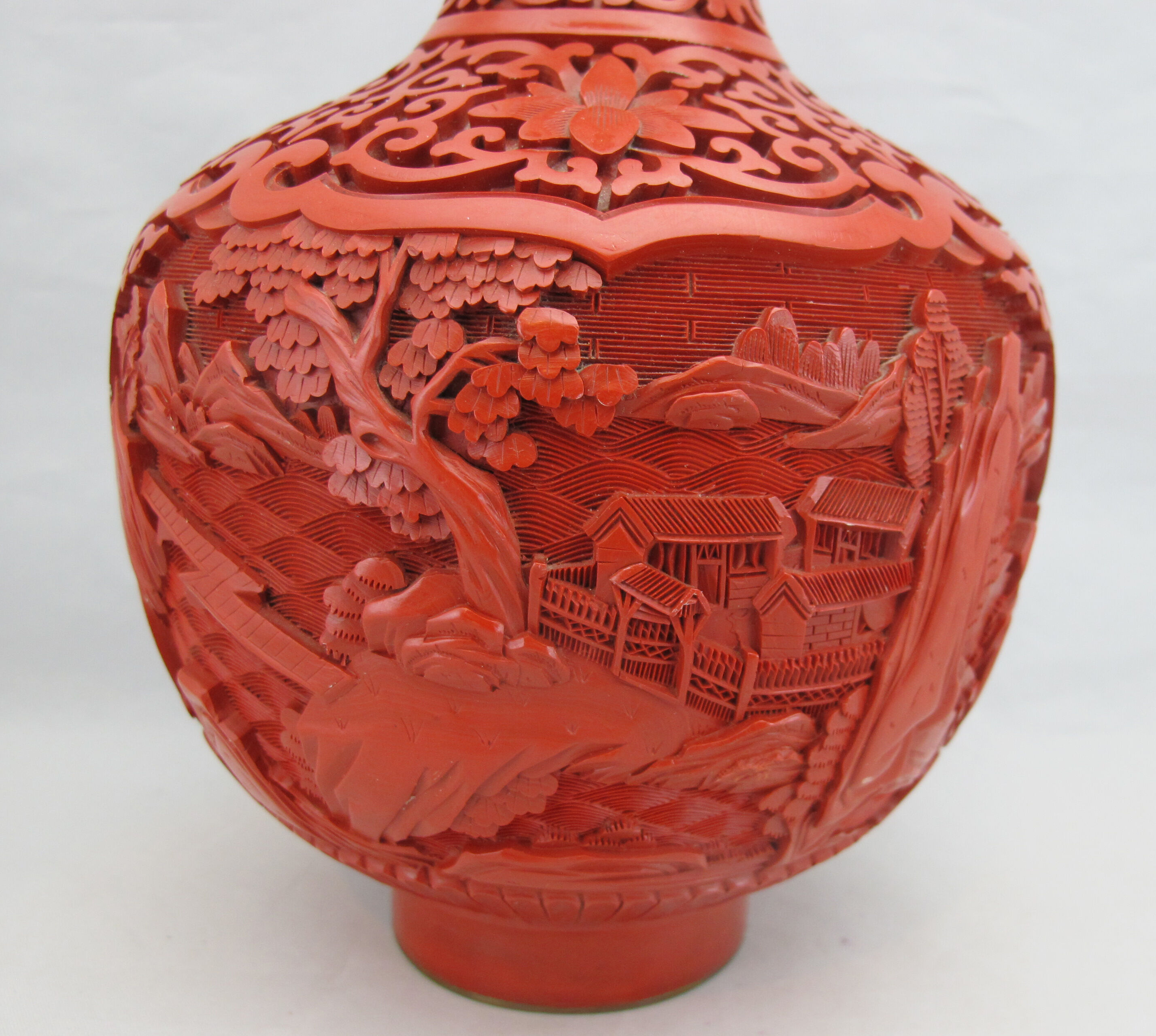 Chinese vase in red lacquer