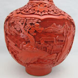 Vase chinois en laque rouge