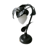 Lampe fleur en métal noir avec opaline blanche