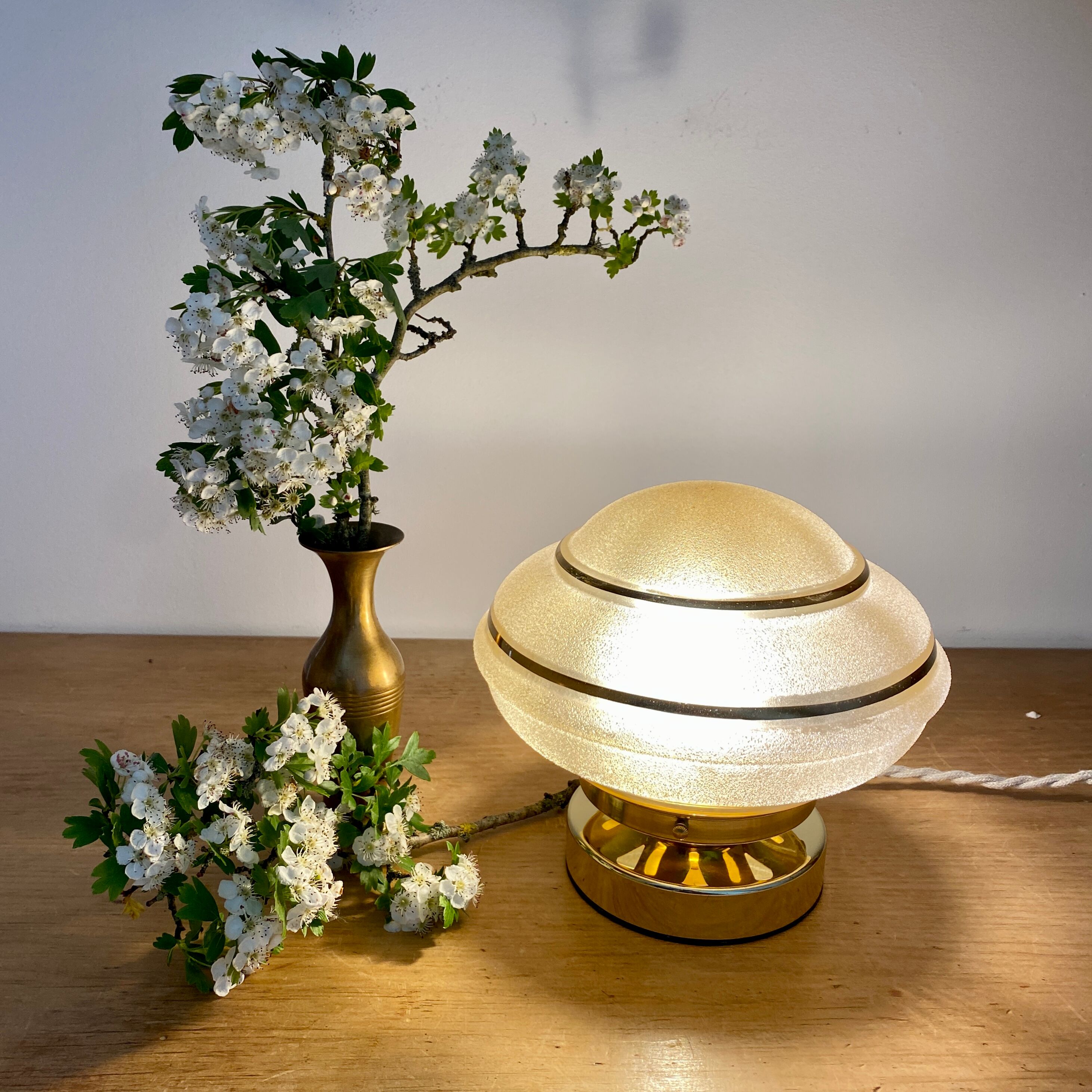 Lampe à poser globe vintage art déco en verre jaune et doré