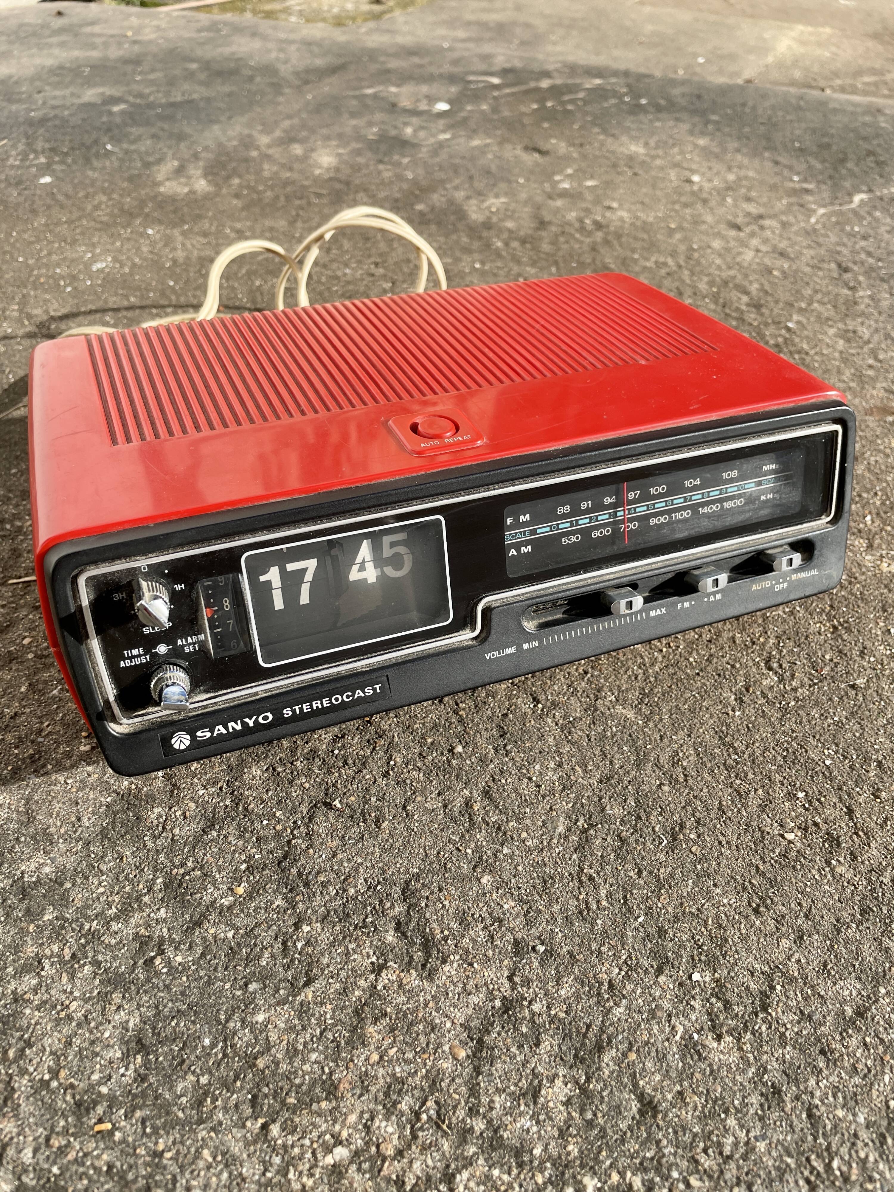 Japanese alarm clock Sanyo Stereocast Flip 70s