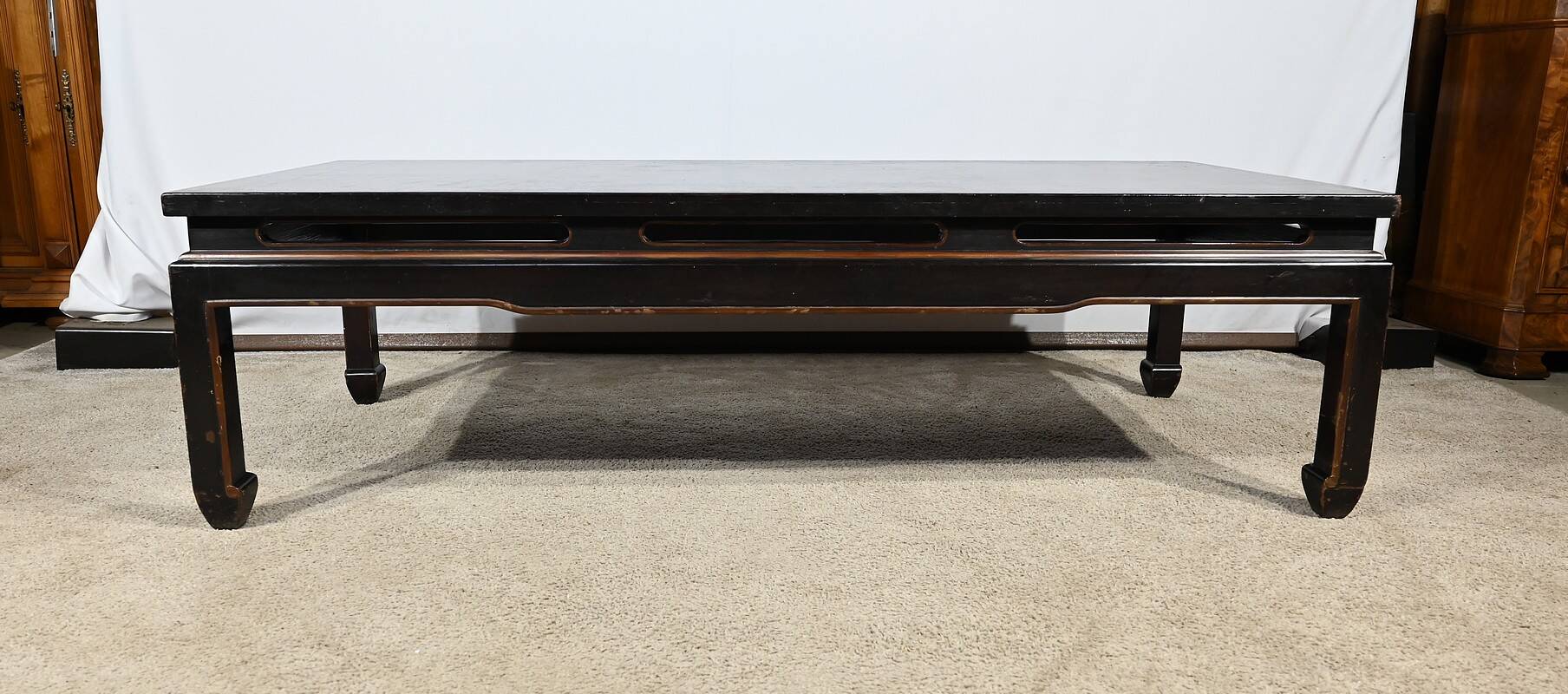 Important Asian Coffee Table, in black lacquered wood – Mid 20th century