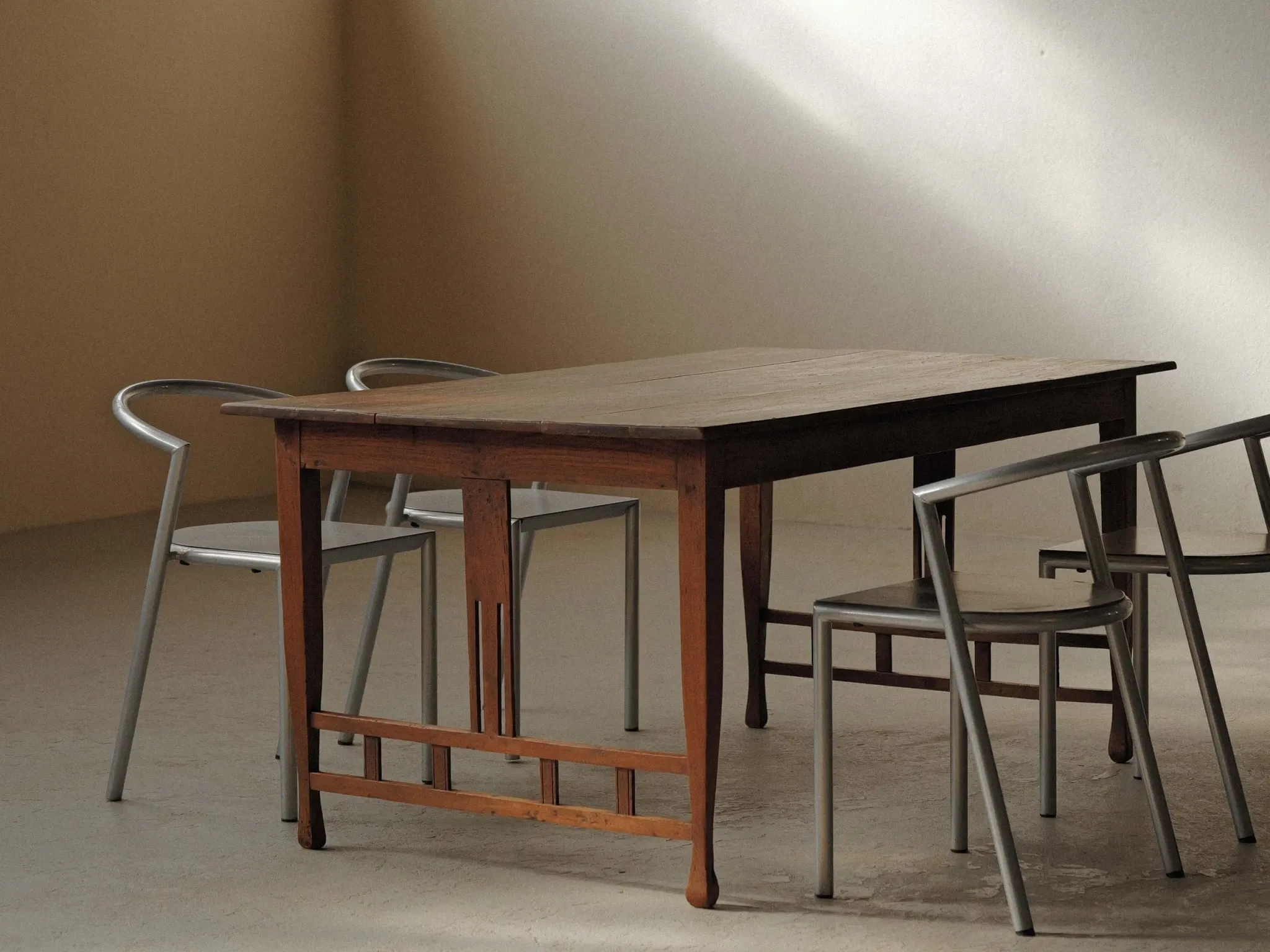 Arts & Crafts table in solid oak, around 1900