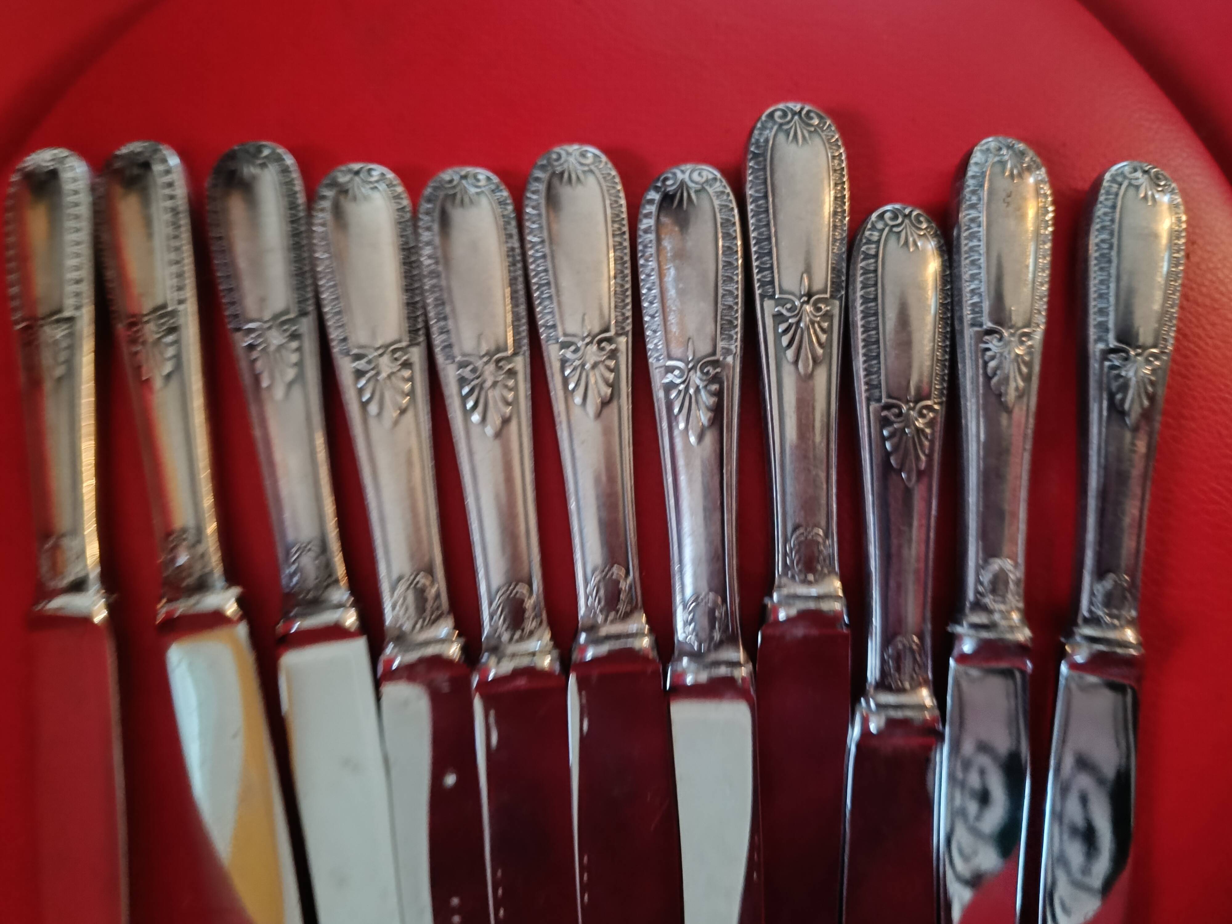 11 cheese knives in silver-filled metal and stainless steel.