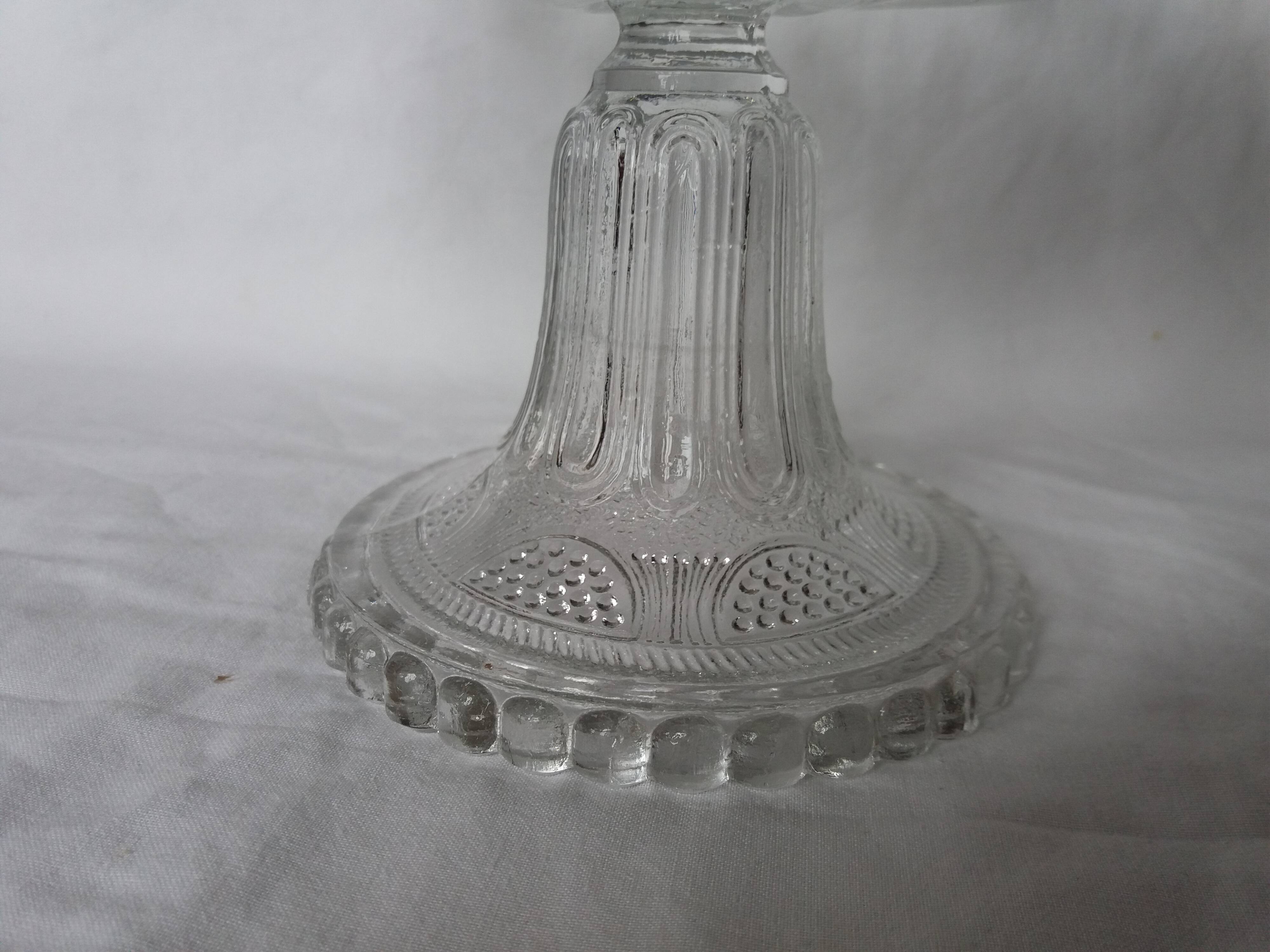 Presentation dish on pedestal cake display