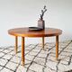 Table basse ronde suédoise avec détails en laiton