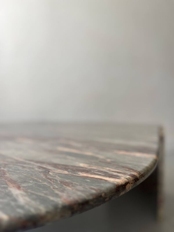 table basse goutte en marbre vert d'eau, beige et rose/bordeau, Roche Bobois 1970