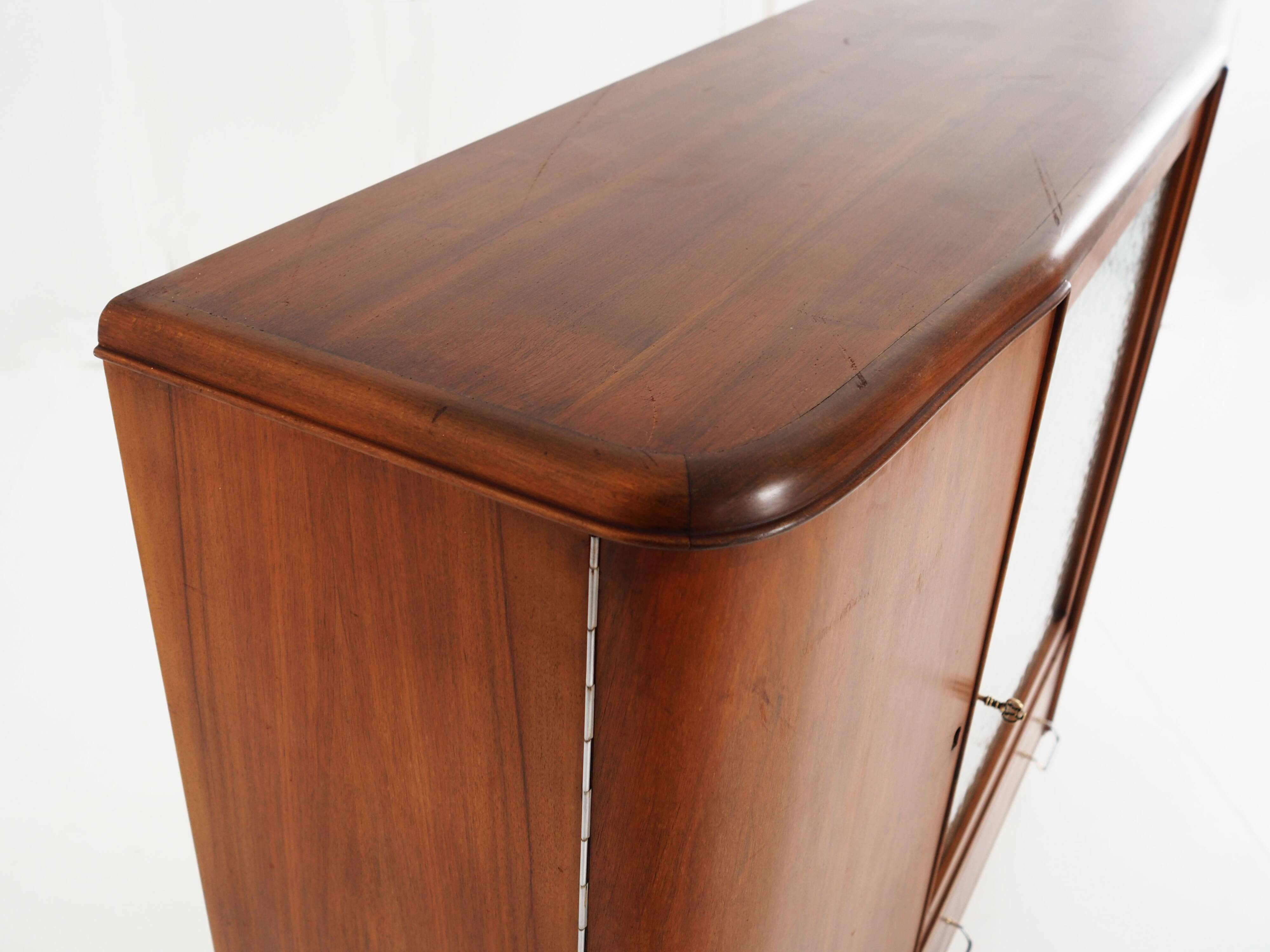 Buffet haut en noyer, design danois, années 1960, production : Danemark