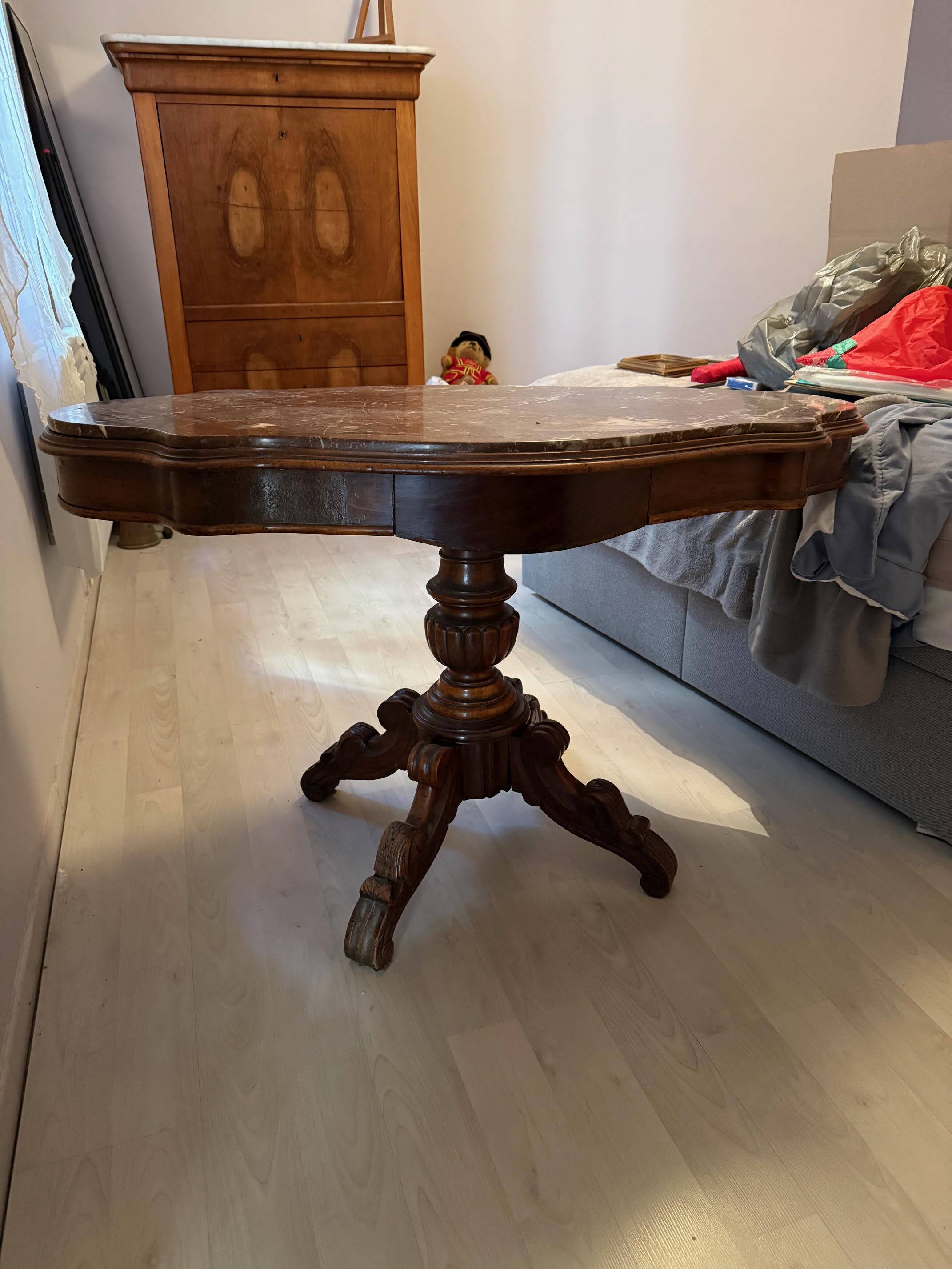 Violin-shaped oval pedestal table