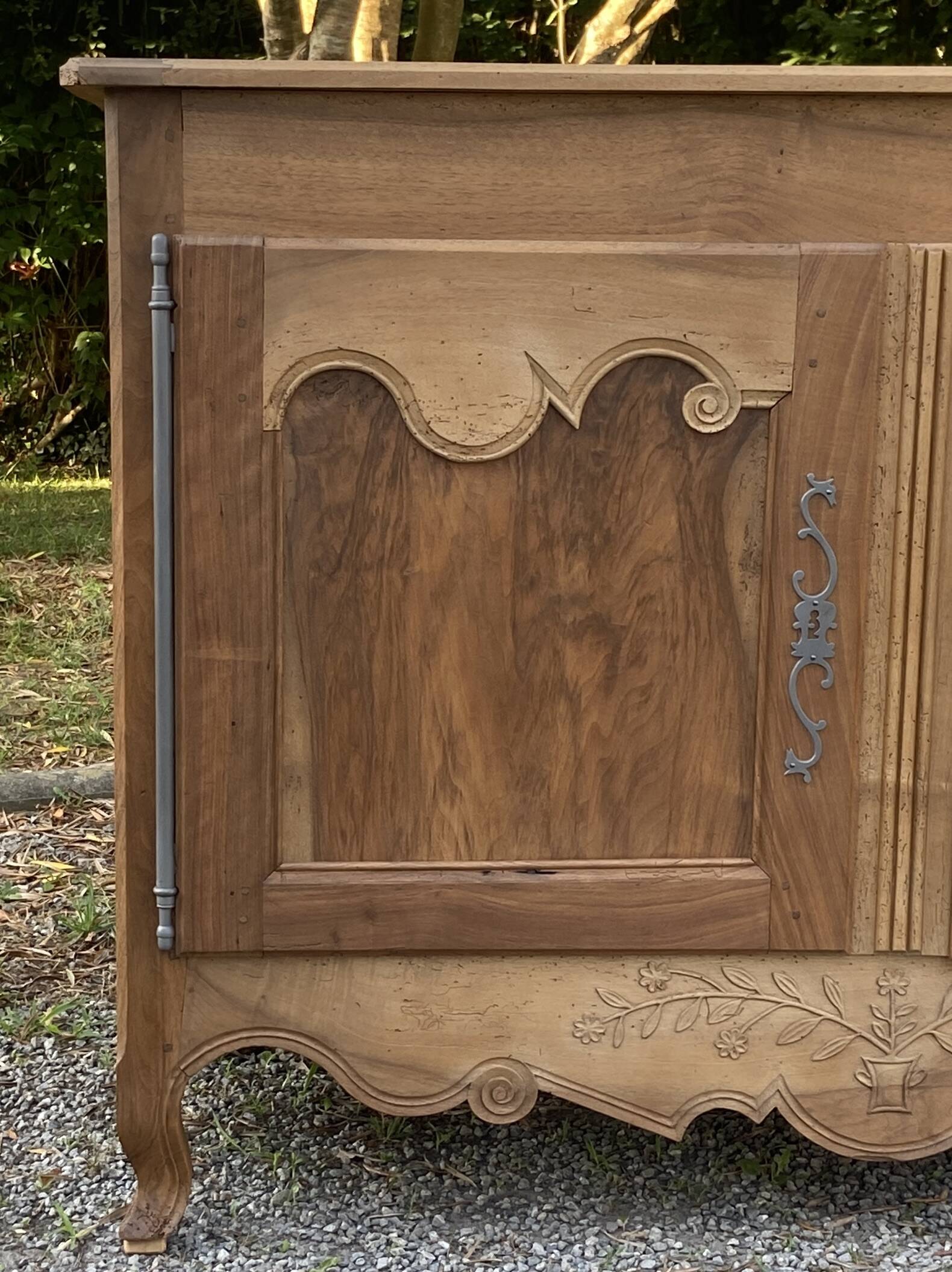 Buffet ancien en noyer
