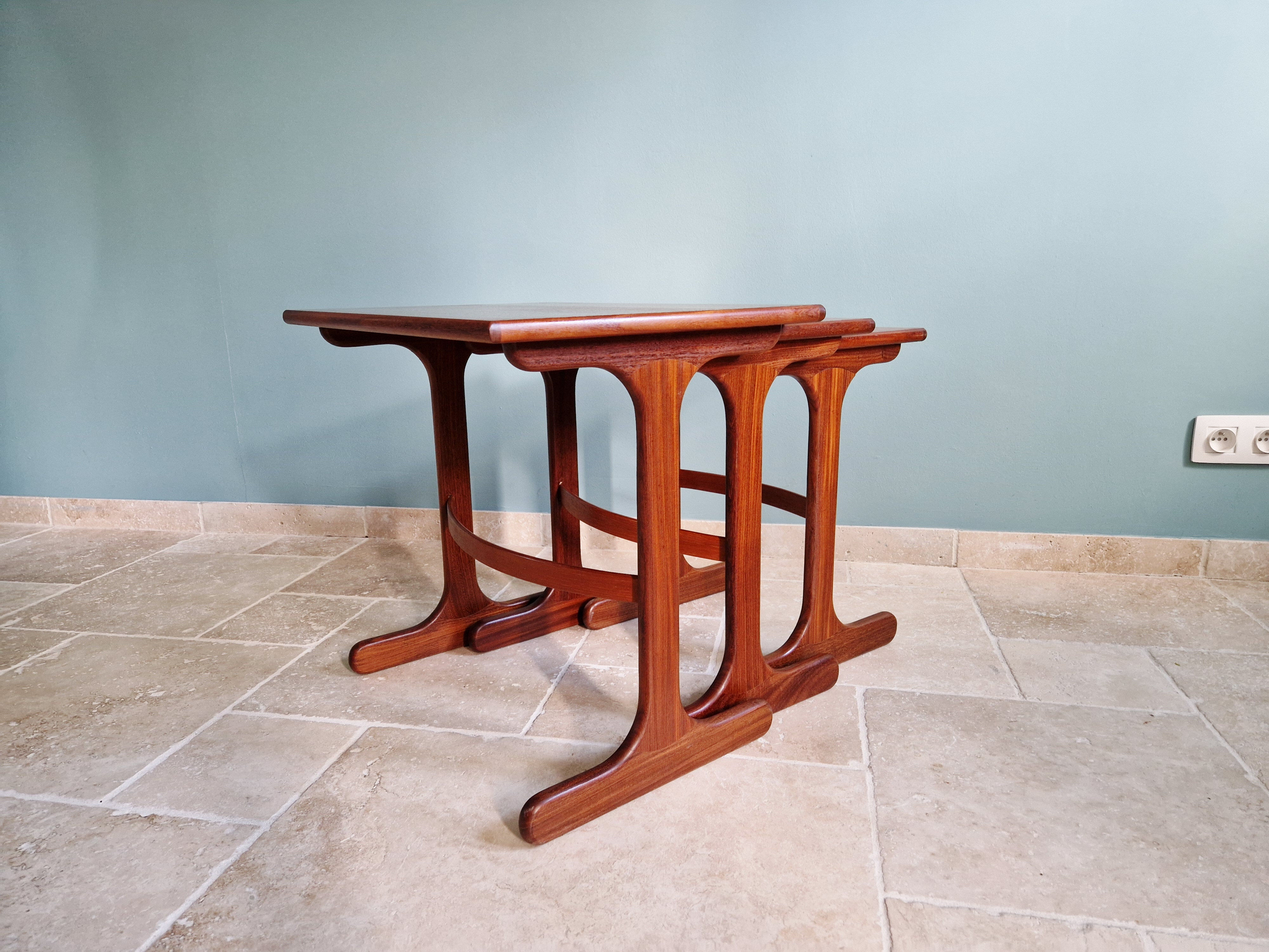 Ensemble de 3 tables gigognes en teck G-plan, années 1960